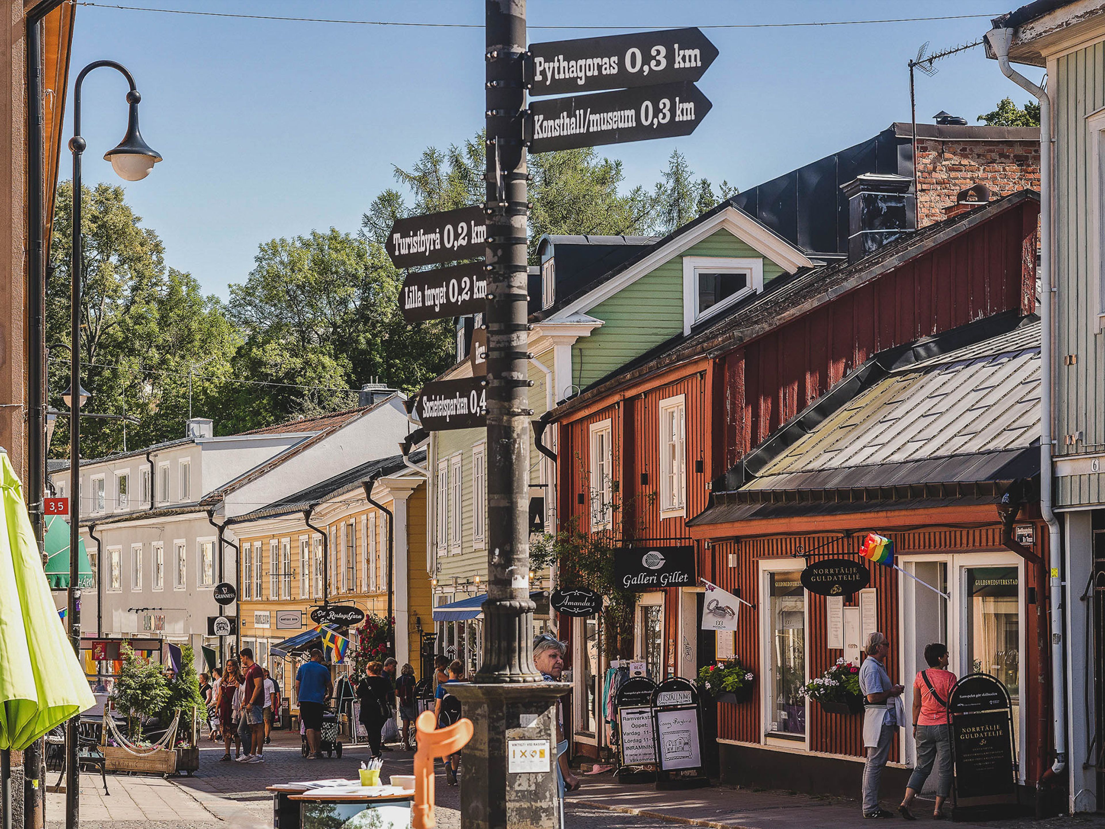 gamla trähus i olika färger