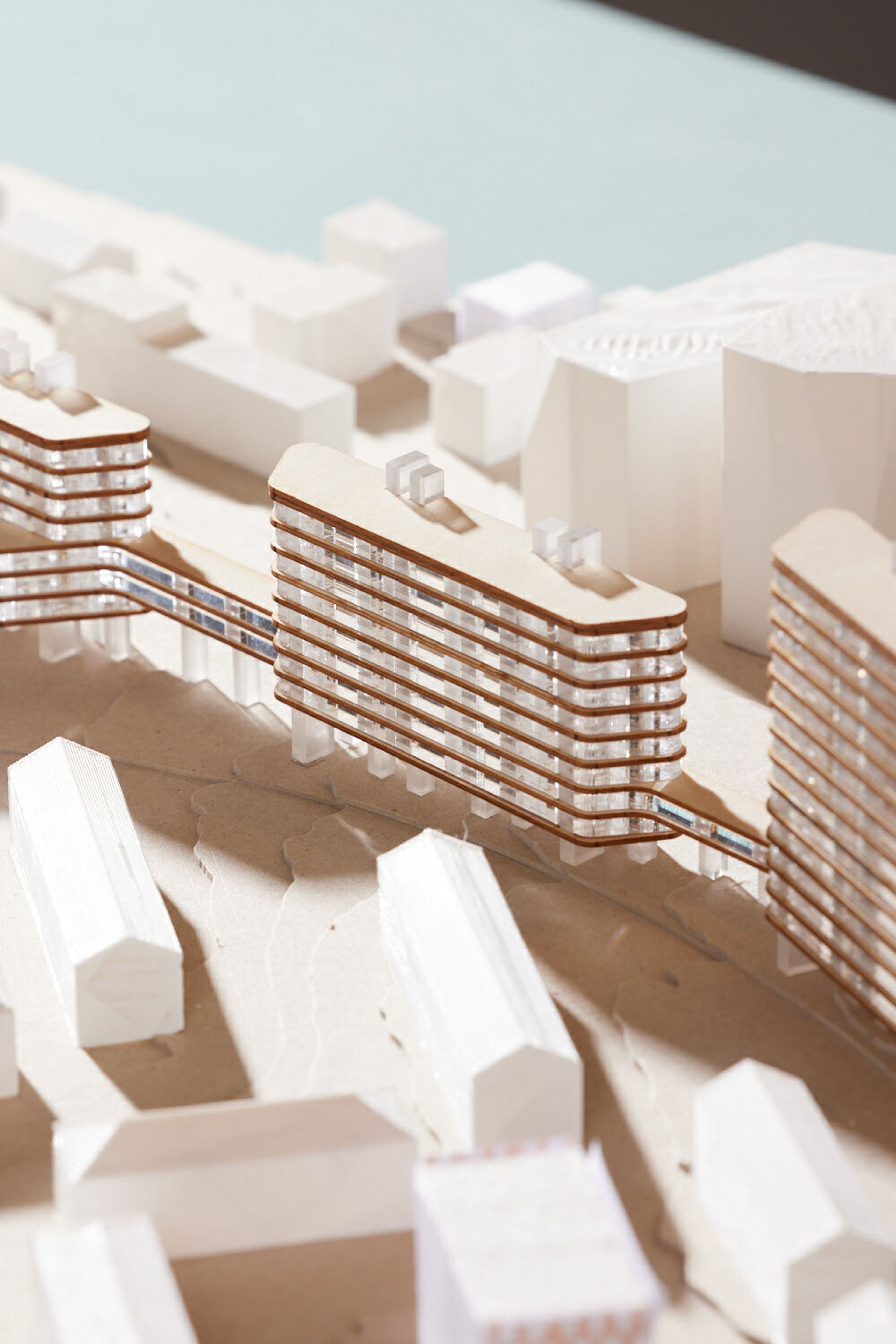 Nærbilde av en modell med bygg i ulike høyder.