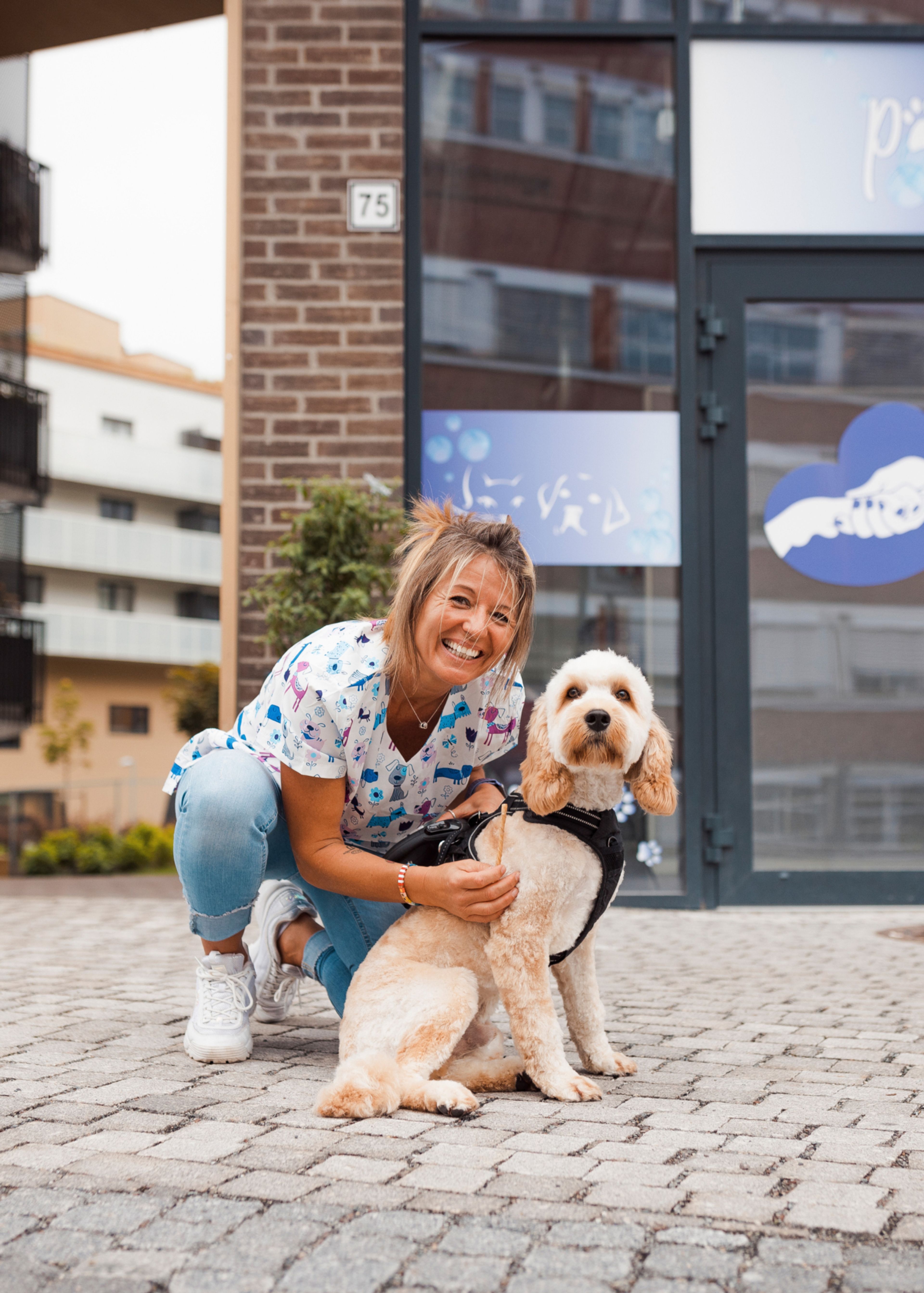 Fotografi av en kvinnelig beboer med hunden sin på Ulven.