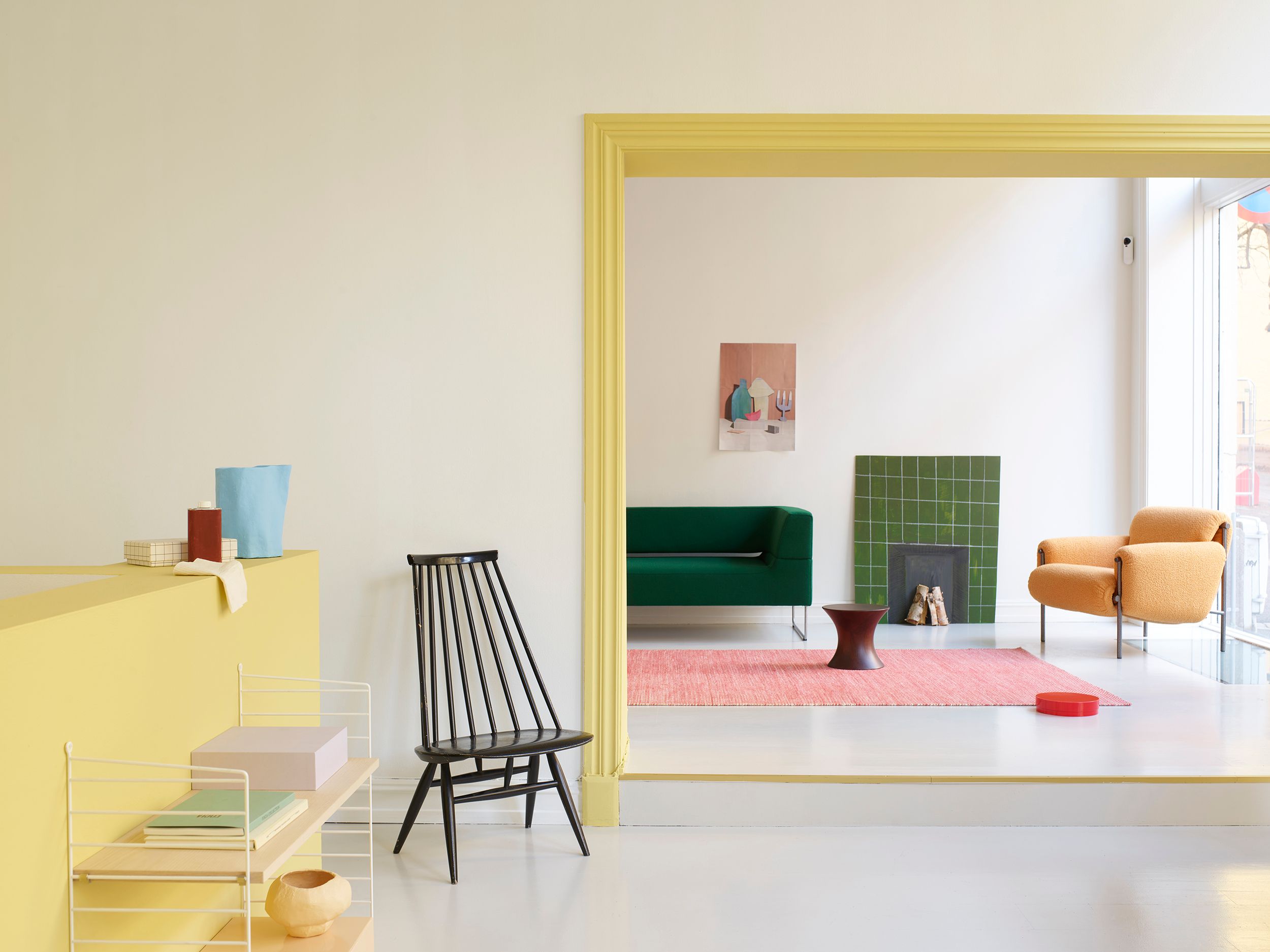 Oversiktsbilde av to rom hvor det er plasser ulike, tidløse designobjekter.