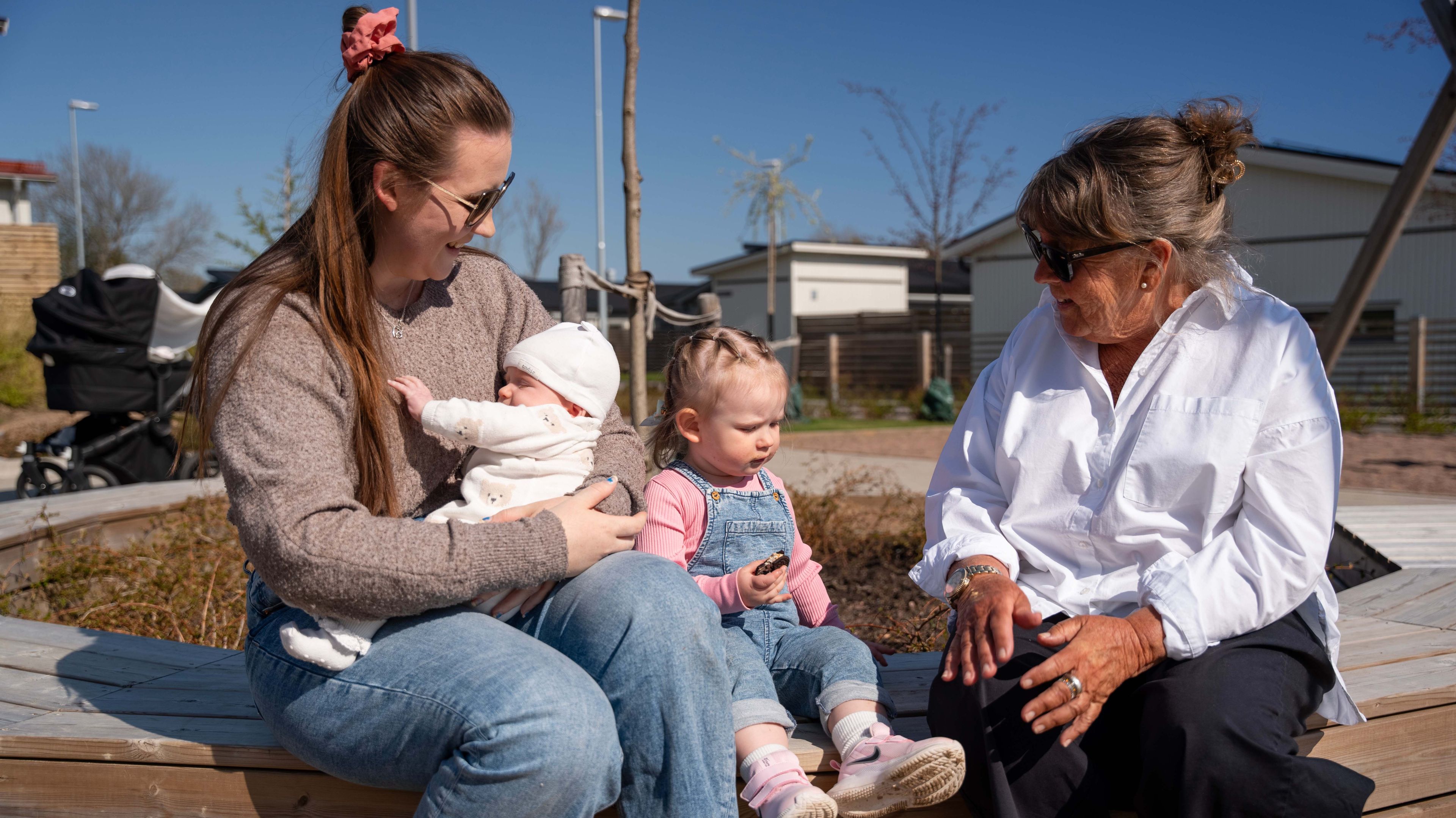 mamma med två barn och Britt-marie