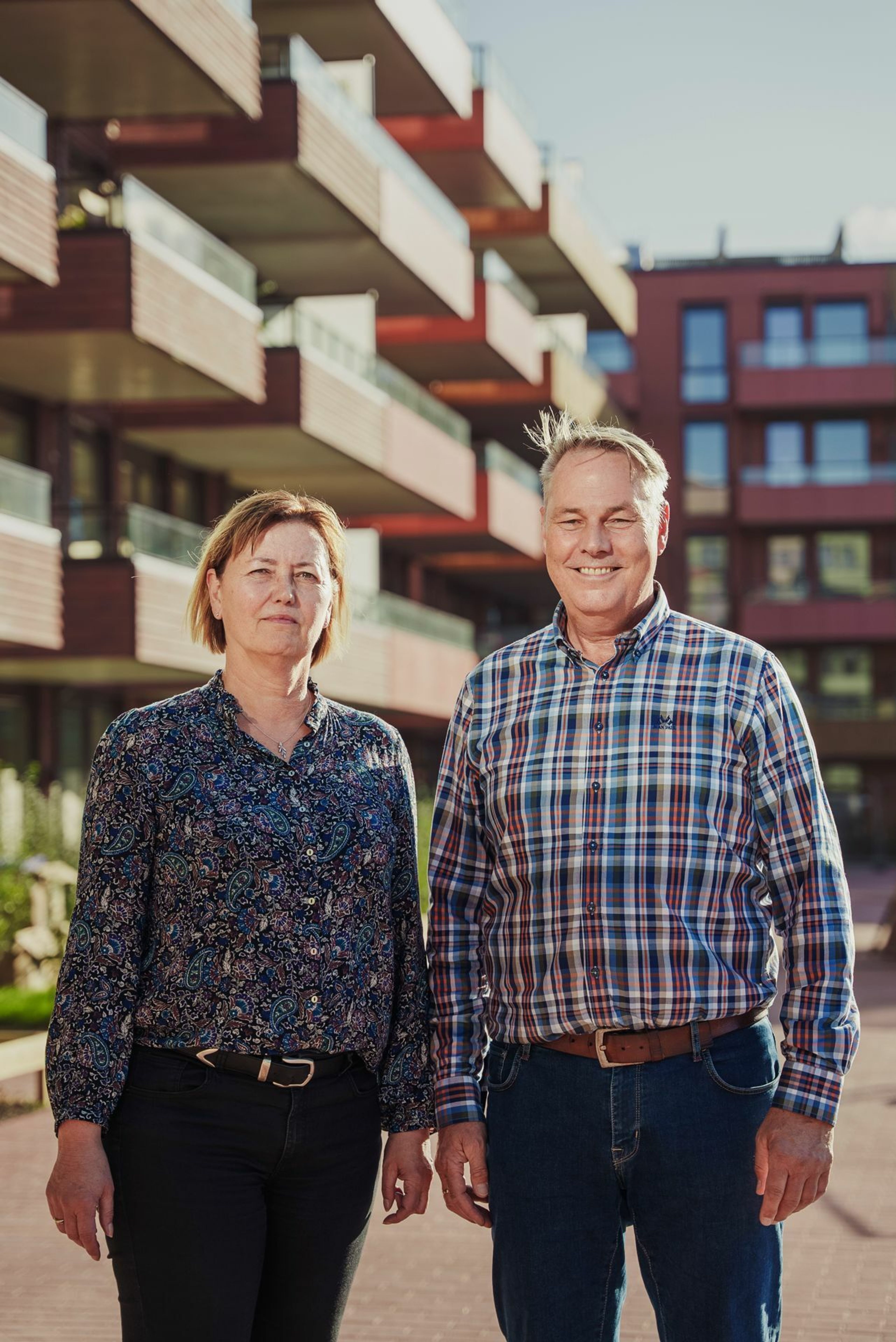 Nina og Lars Iver Wiig står ved siden av hverandre i gårdsrommet i Lumanders hage
