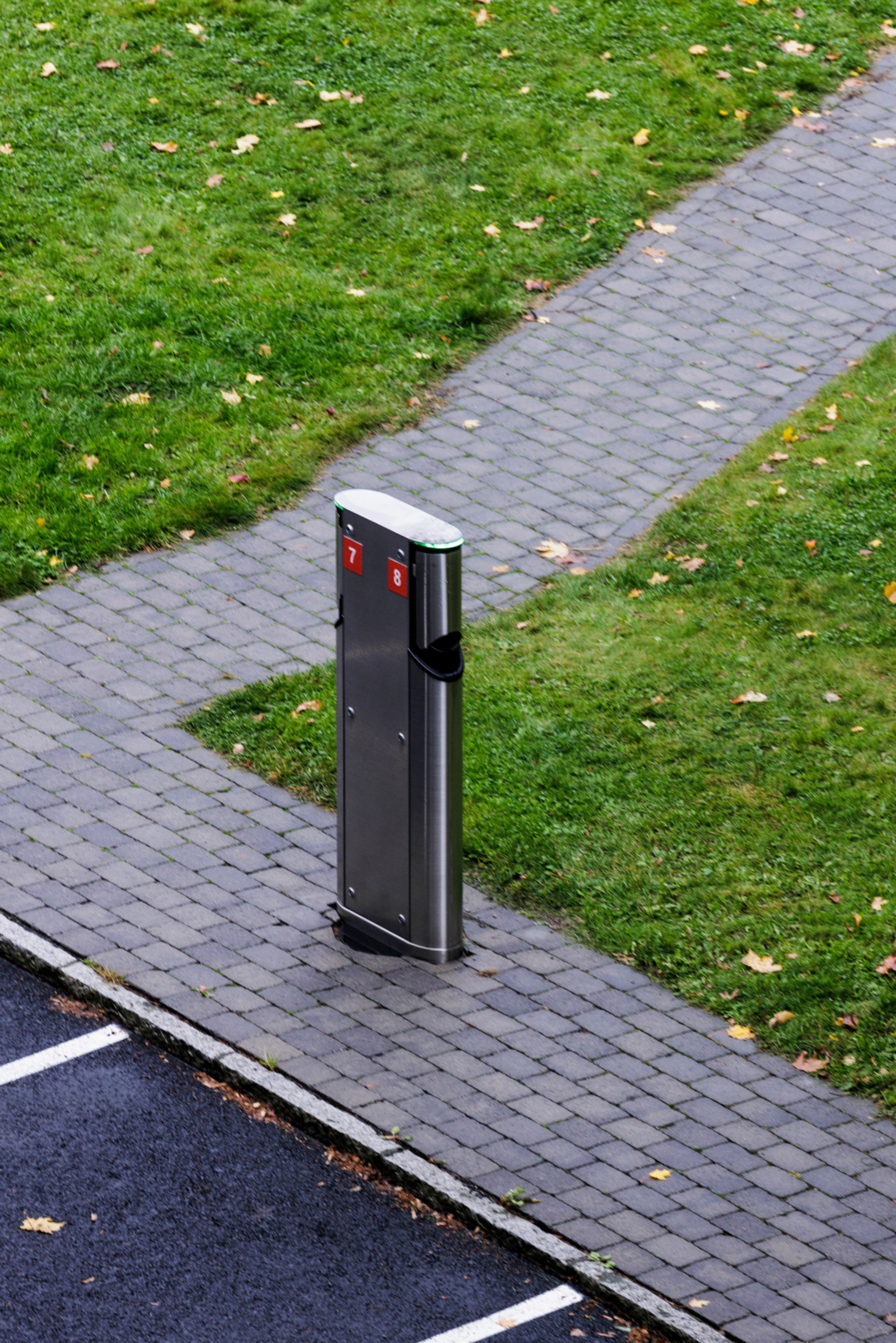 Bilde av en elbillader på parkeringsplassen utenfor borettslaget. Bildet er tatt fra leiligheten til styrelederen.