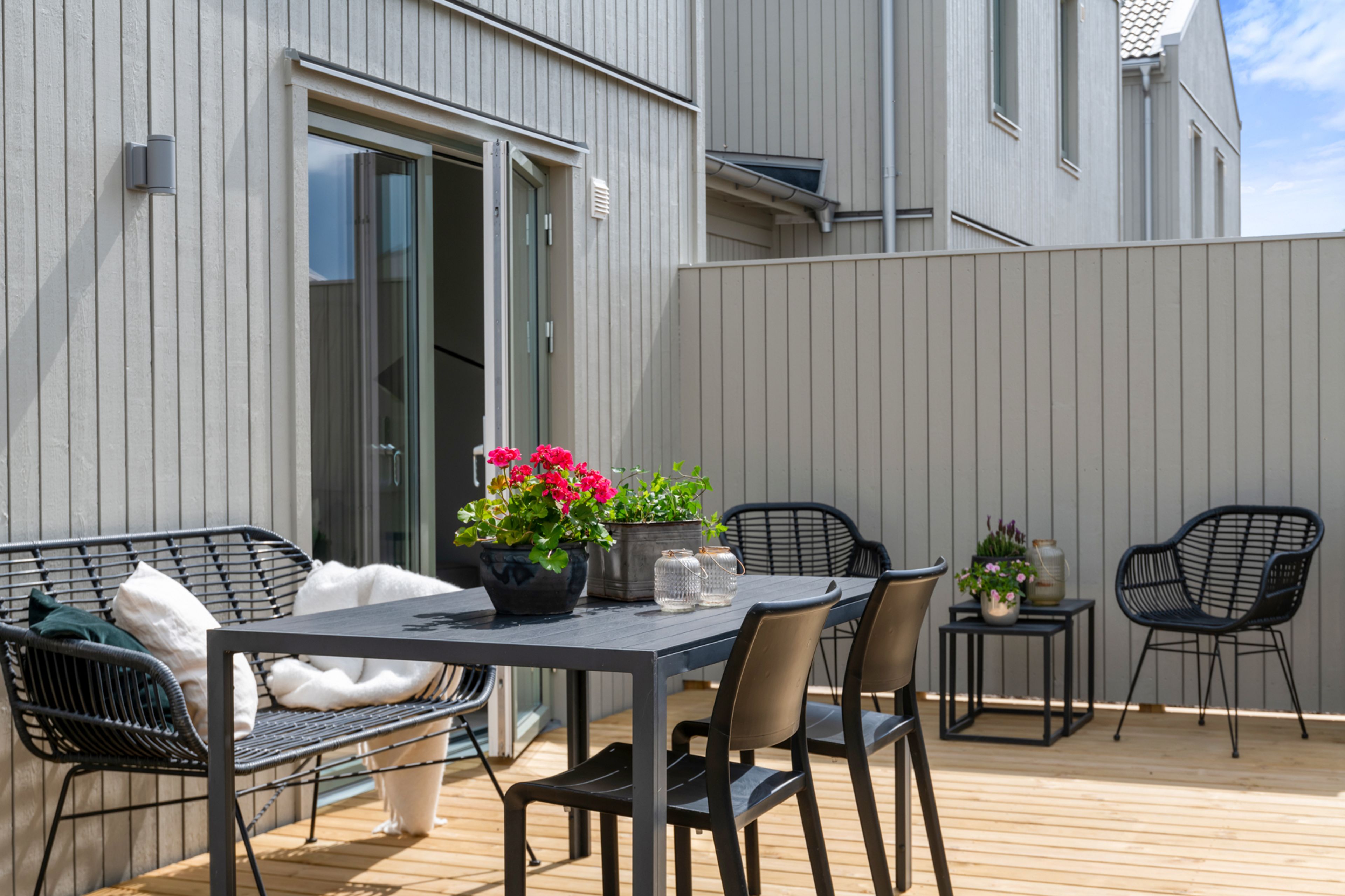 rymlig altan i solsken med gott om plats för hela familjen