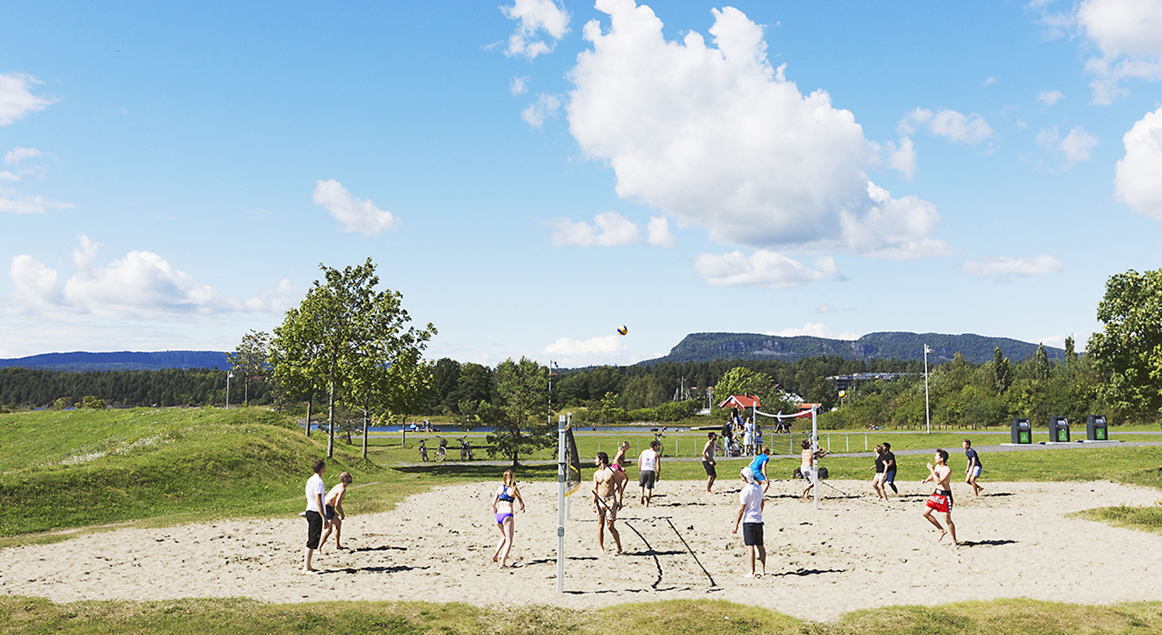 Bilde av ungdommer som spiller volleyball