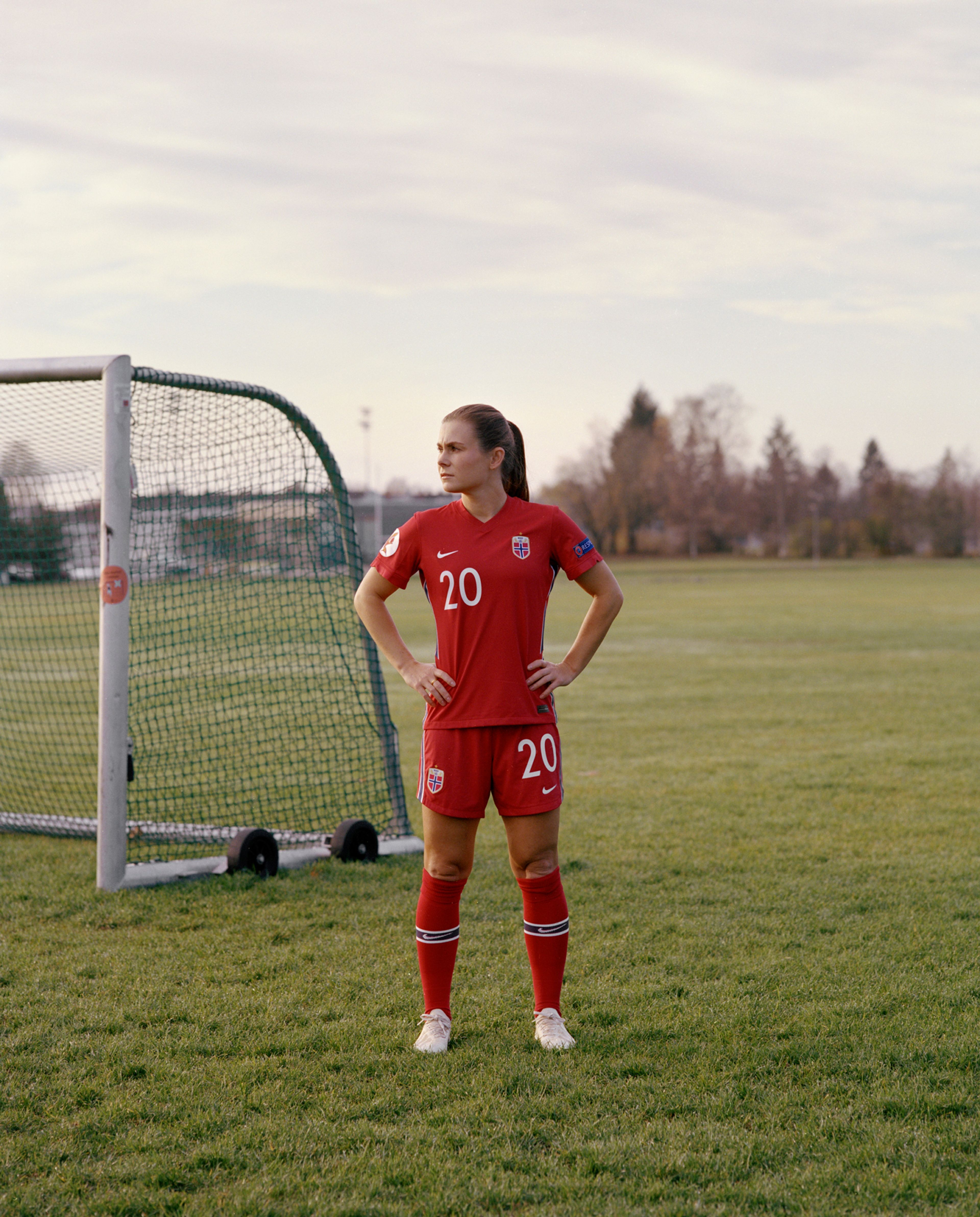 Portrett av fotballspiller Emilie Bosshard Haavi på fotballbanen.