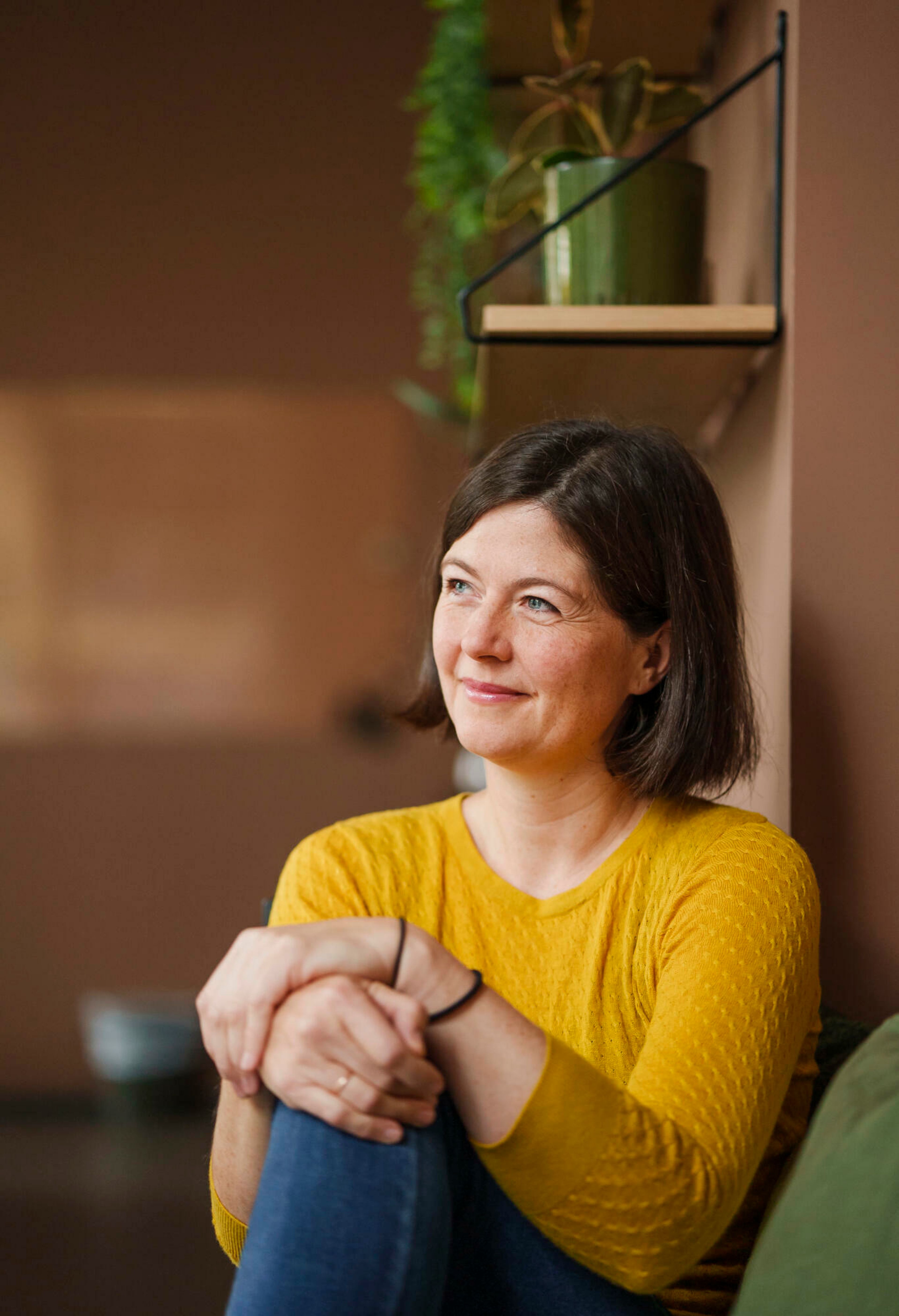 Ulvens nabolagsvert Katrin Schauer sitter i et ferskenmalt rom