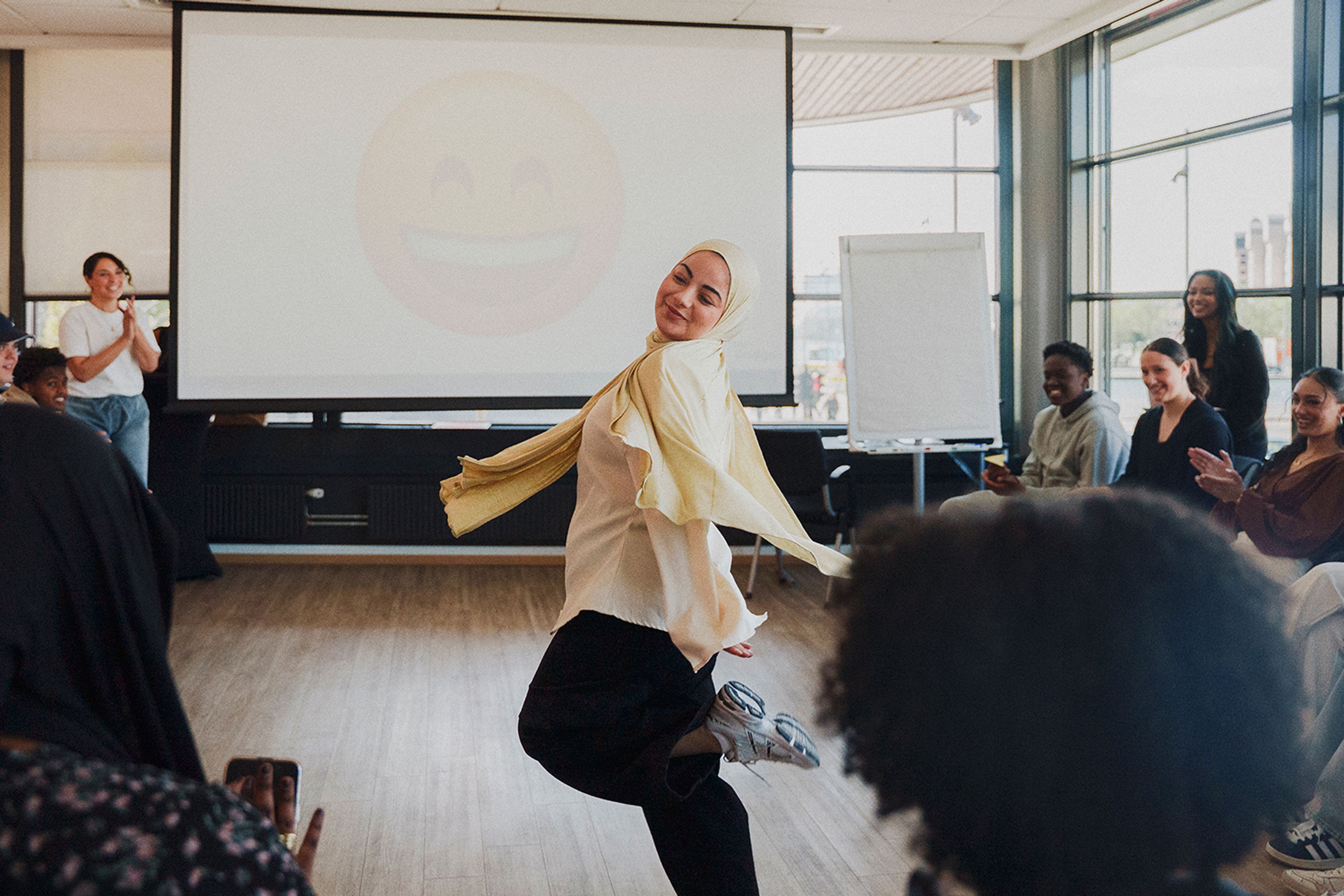 Sana danser og snurrer rundt på InterBridge Akademi.