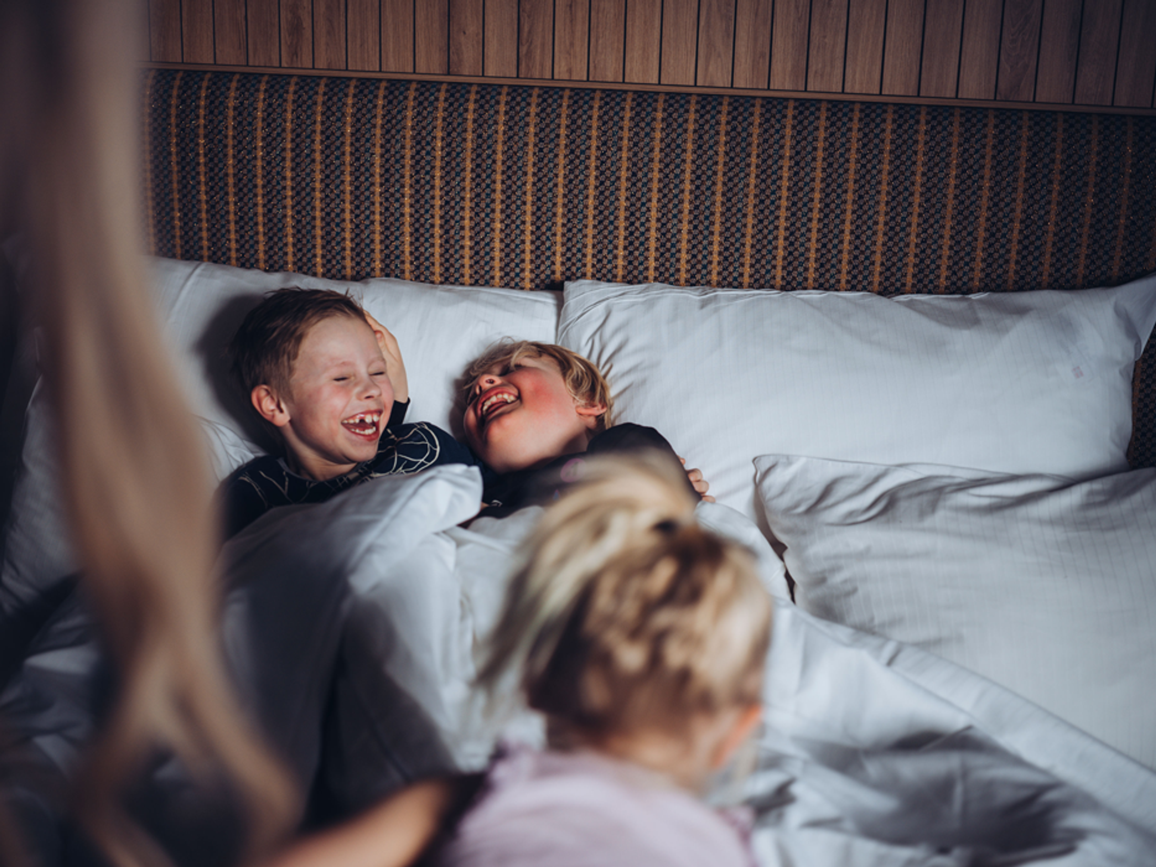 Bild på barn i ett hotellrum