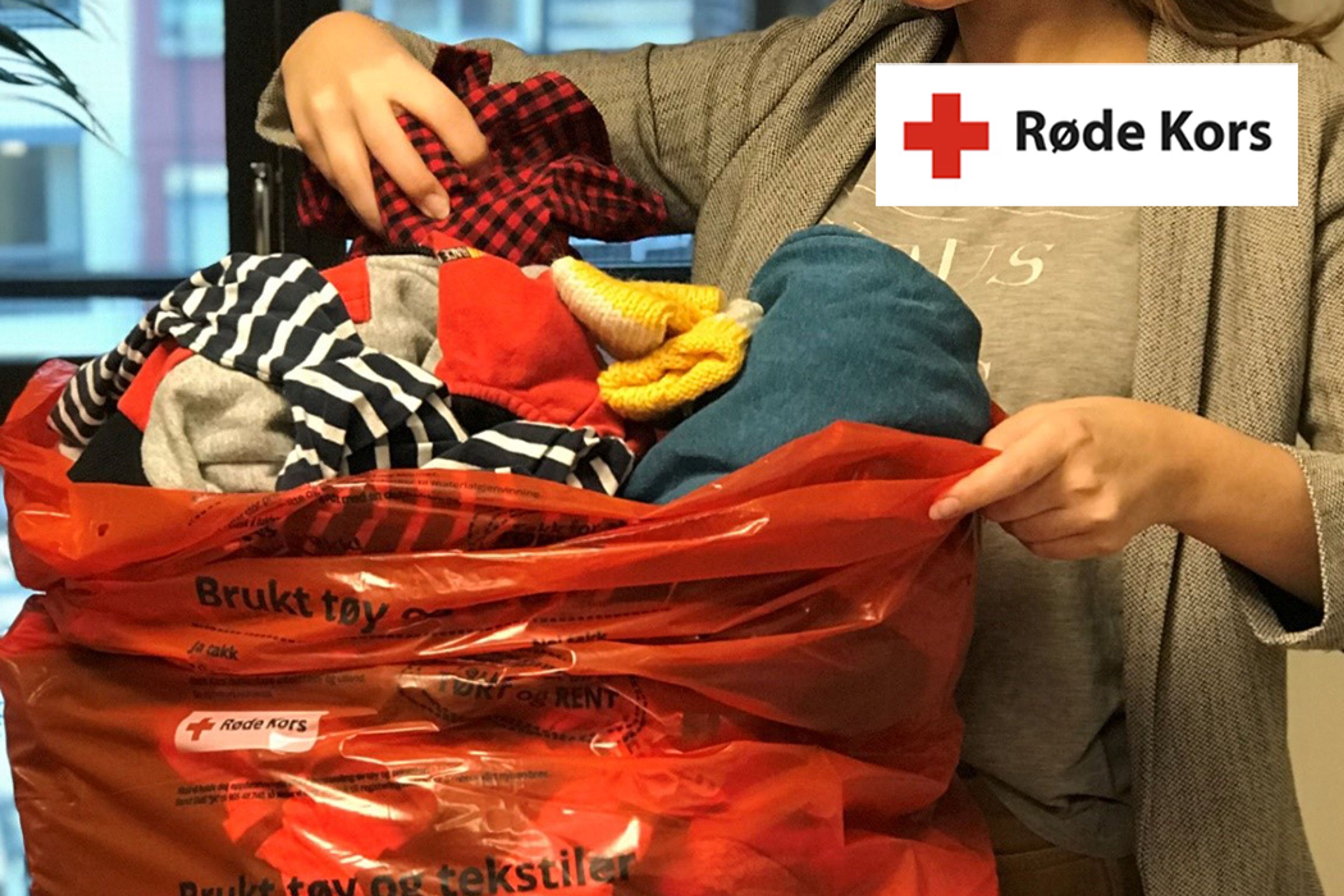 Kvinne pakker innsamlinspose med klær fra Røde Kors