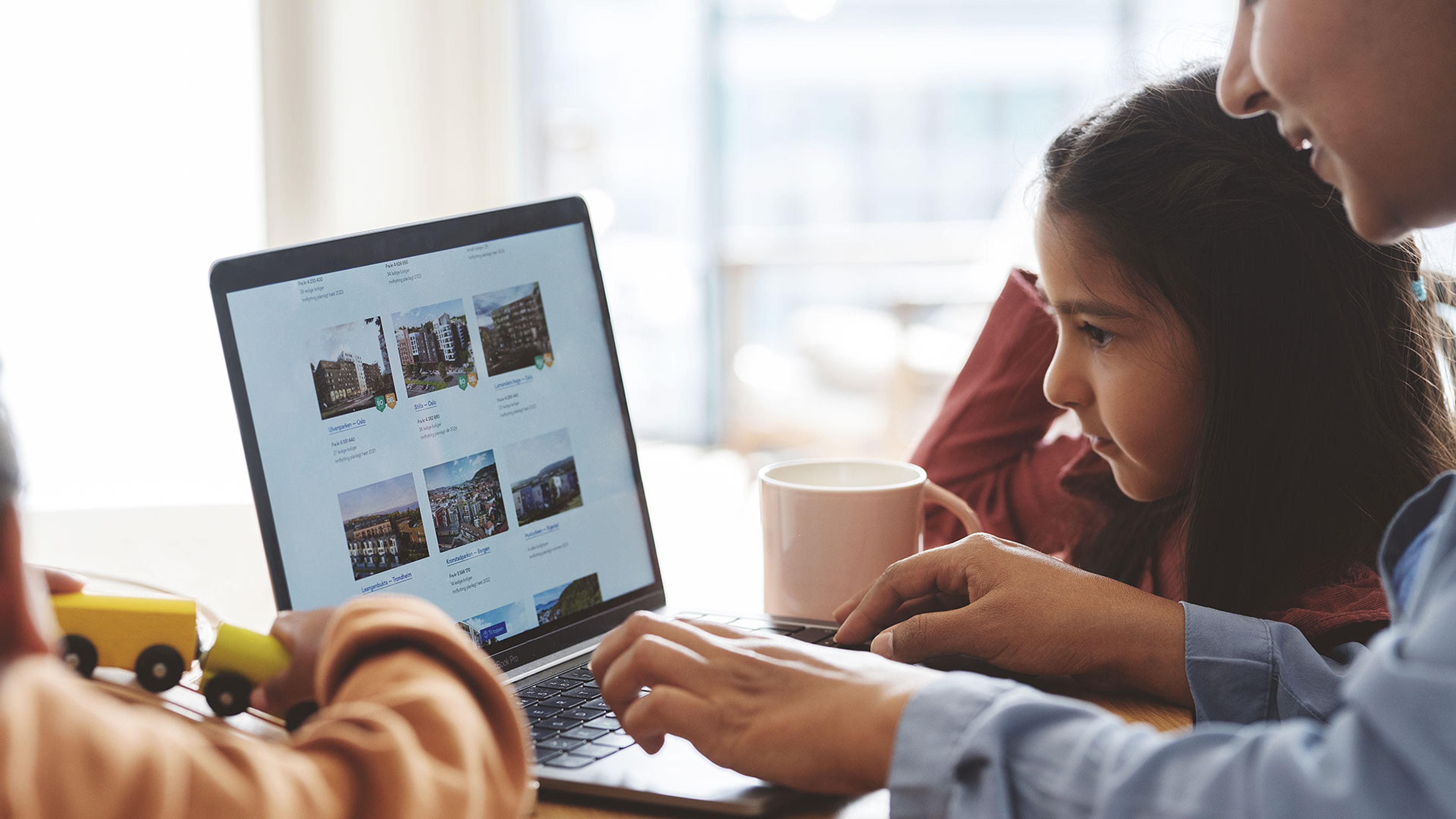 Familj tittar på bostader på webben