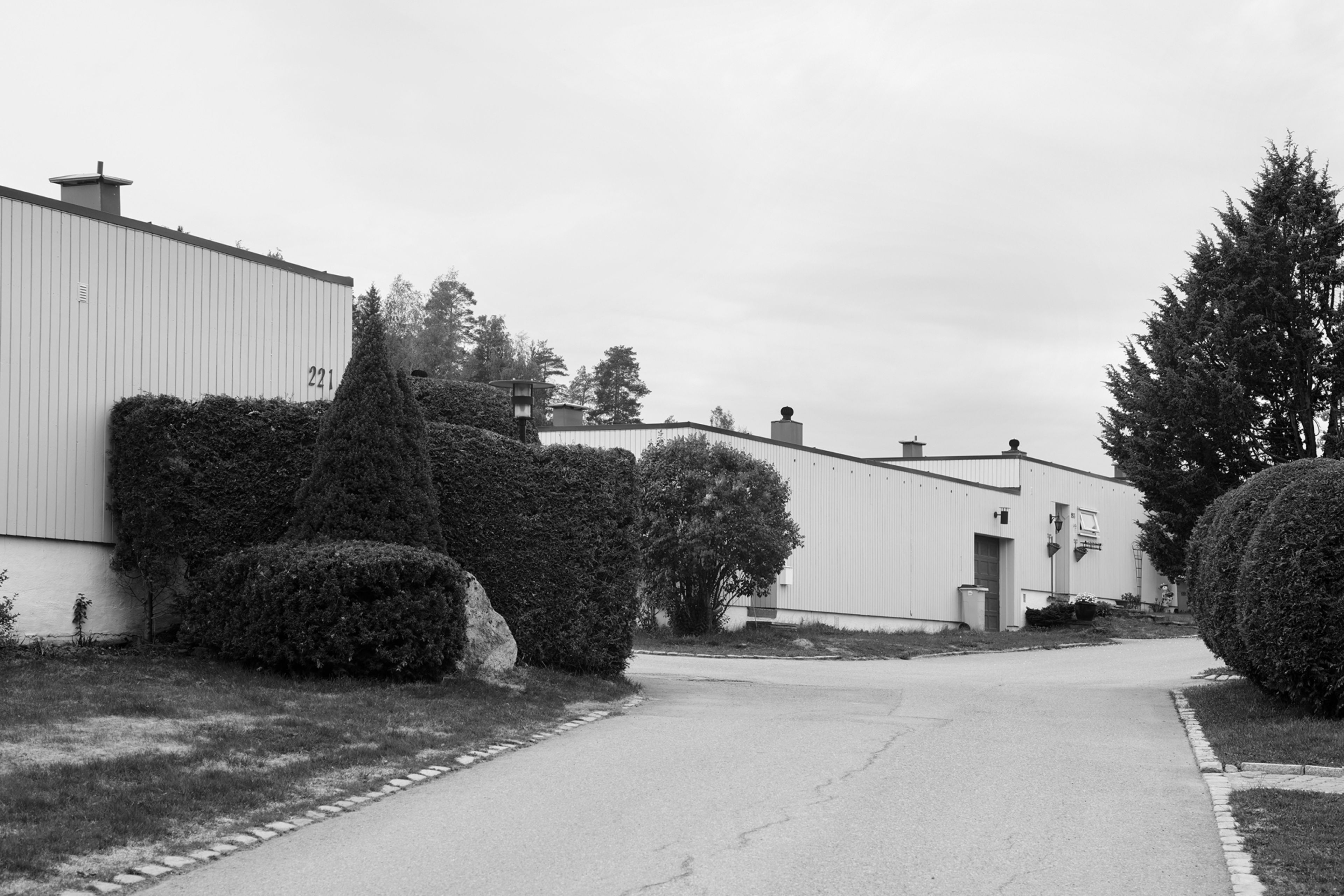 En av gatene i Alunsjø borettslag med atriumhus på rekke og rad bortover.