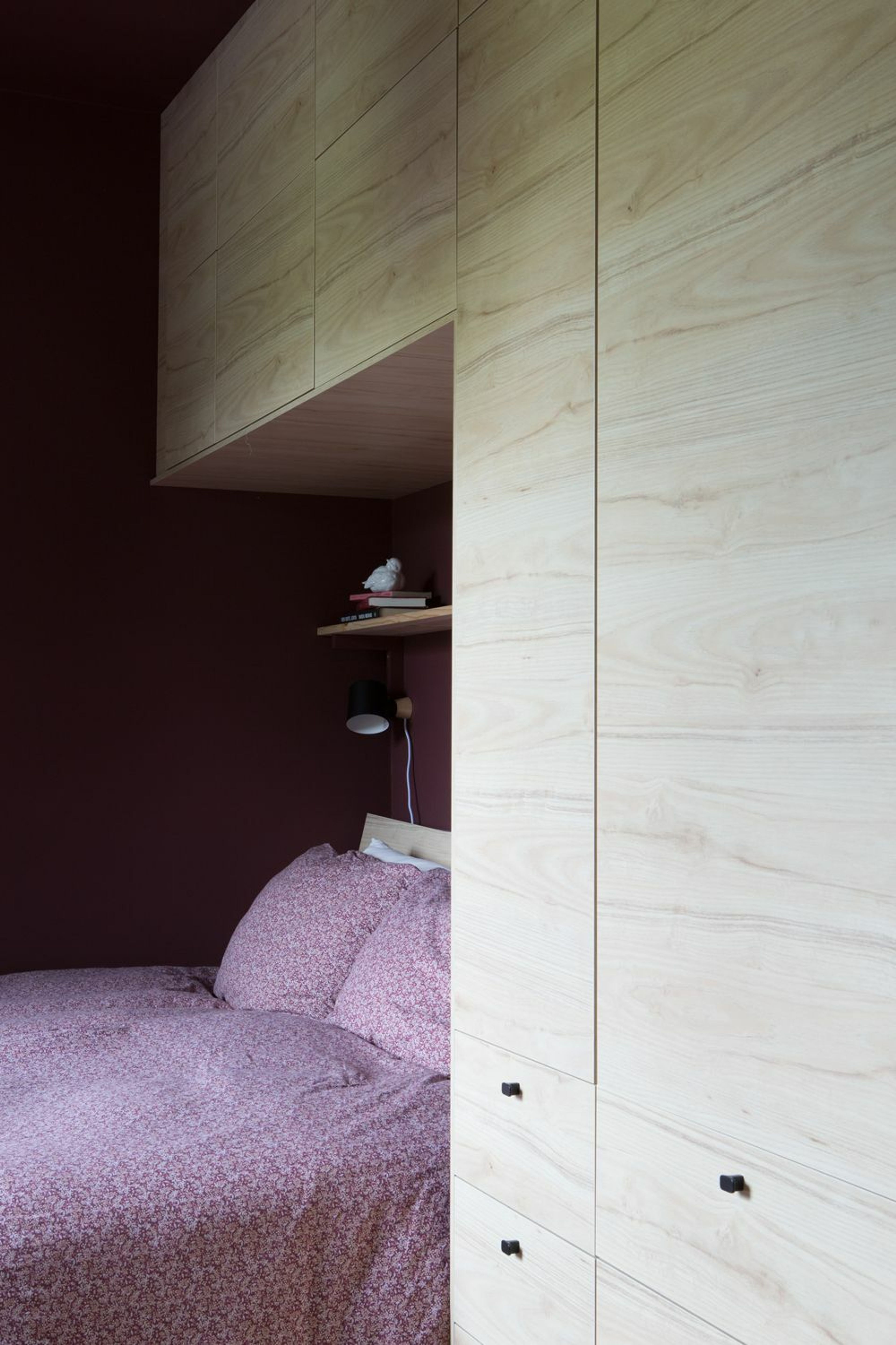 Soverom på Etterstad med plassbygde løsninger.