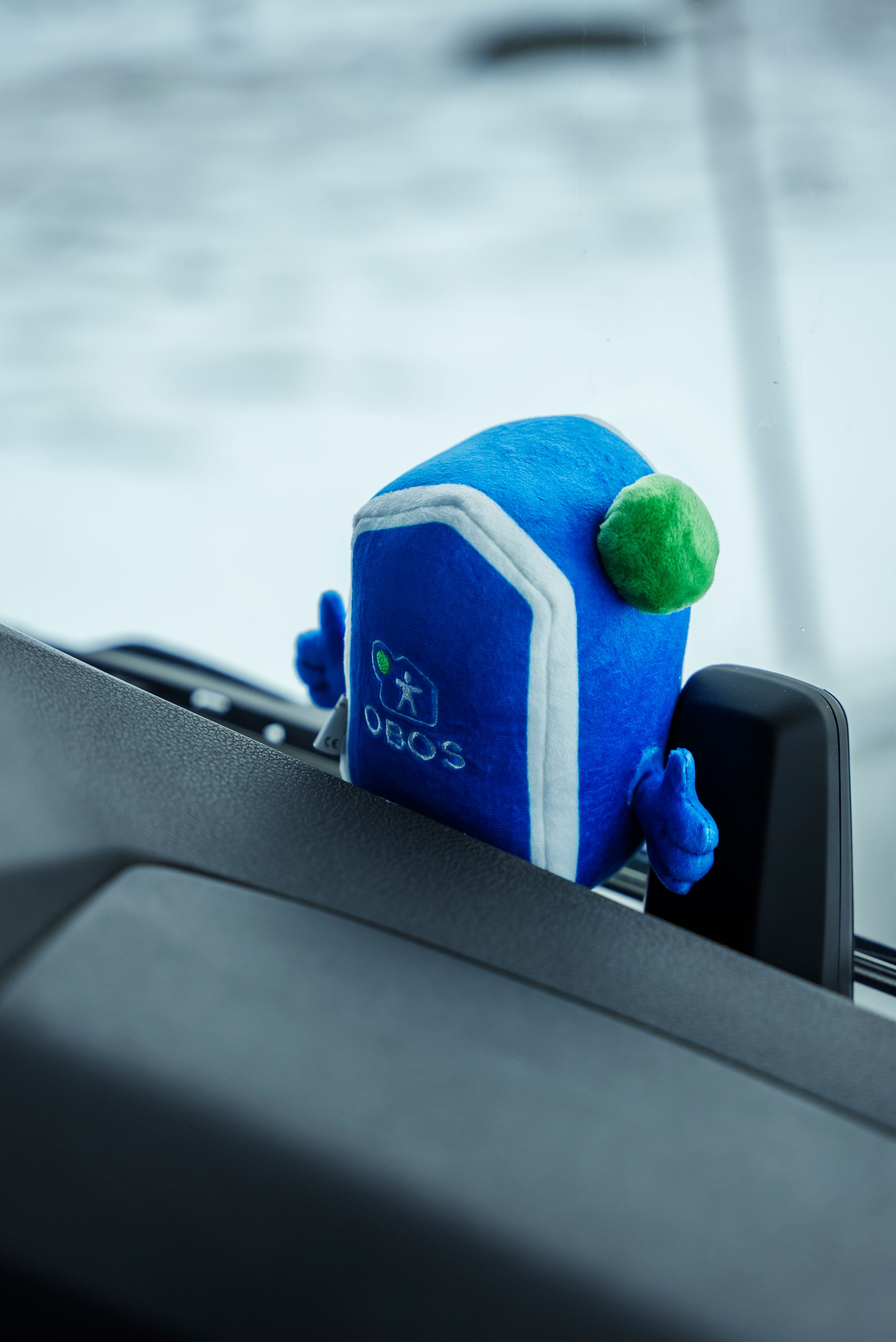 Nærbilde av OBOS-maskoten sittende i vinduet på smøretraileren.