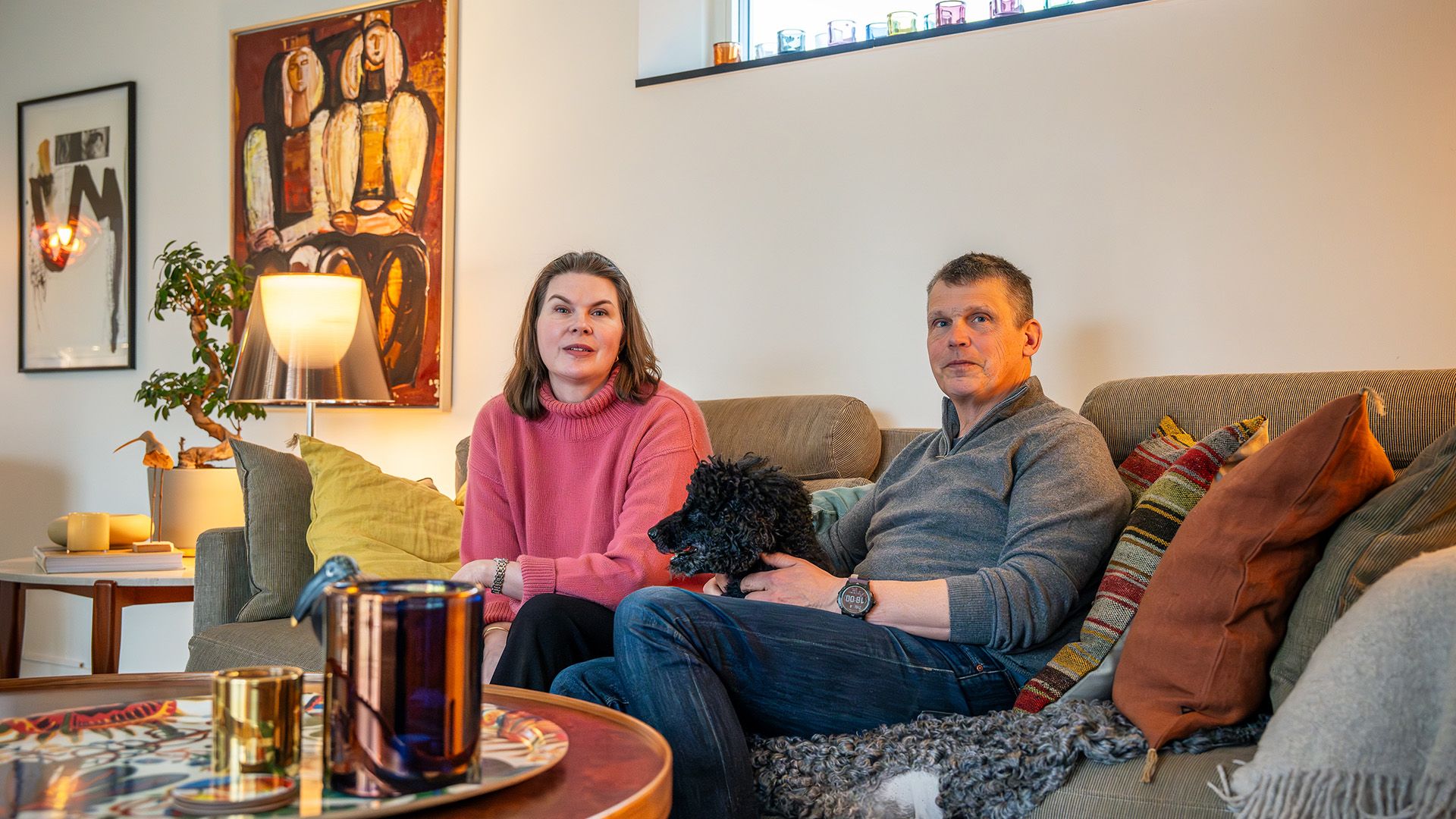 Man och kvinna sitter i soffa