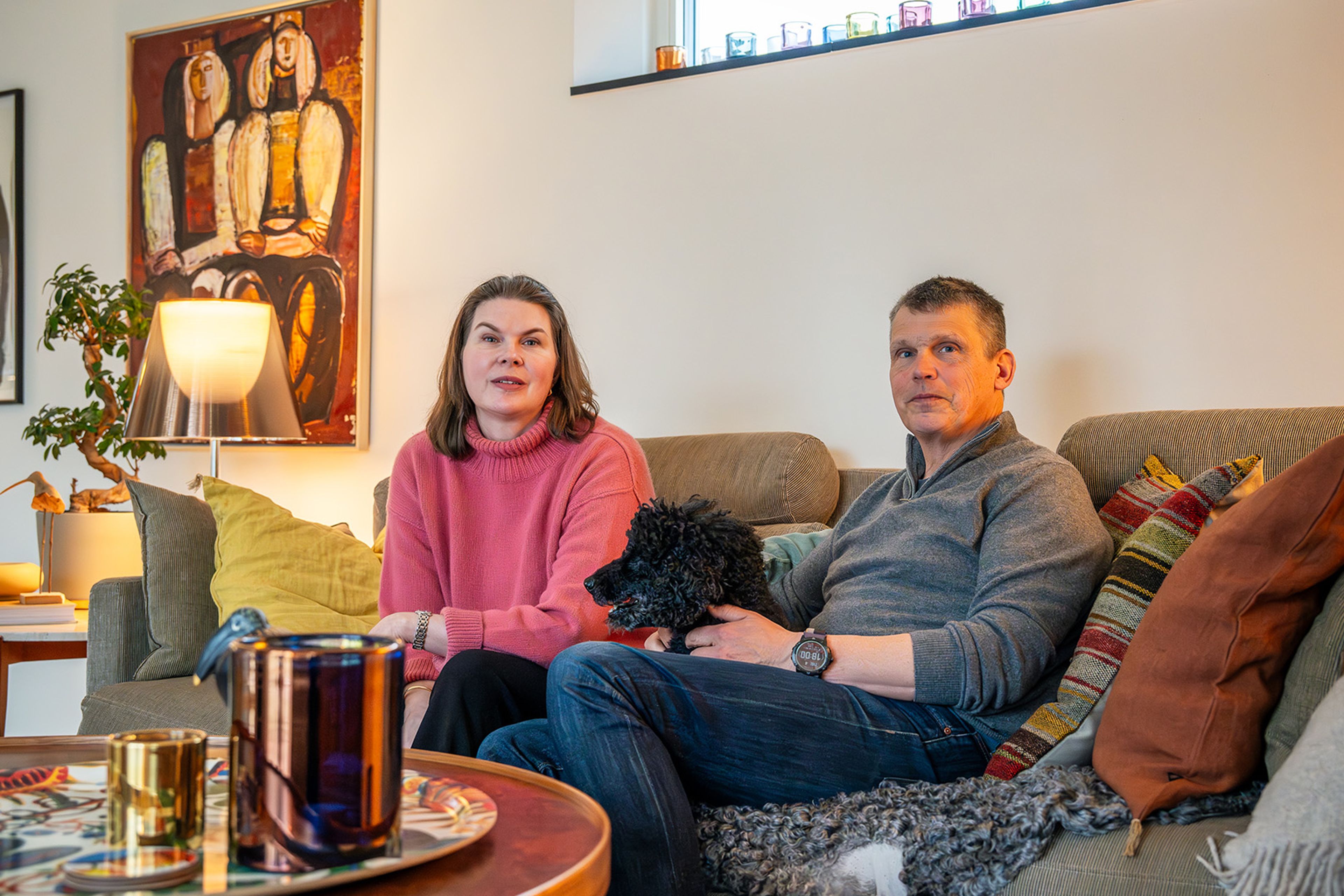 Man och kvinna sitter i soffa