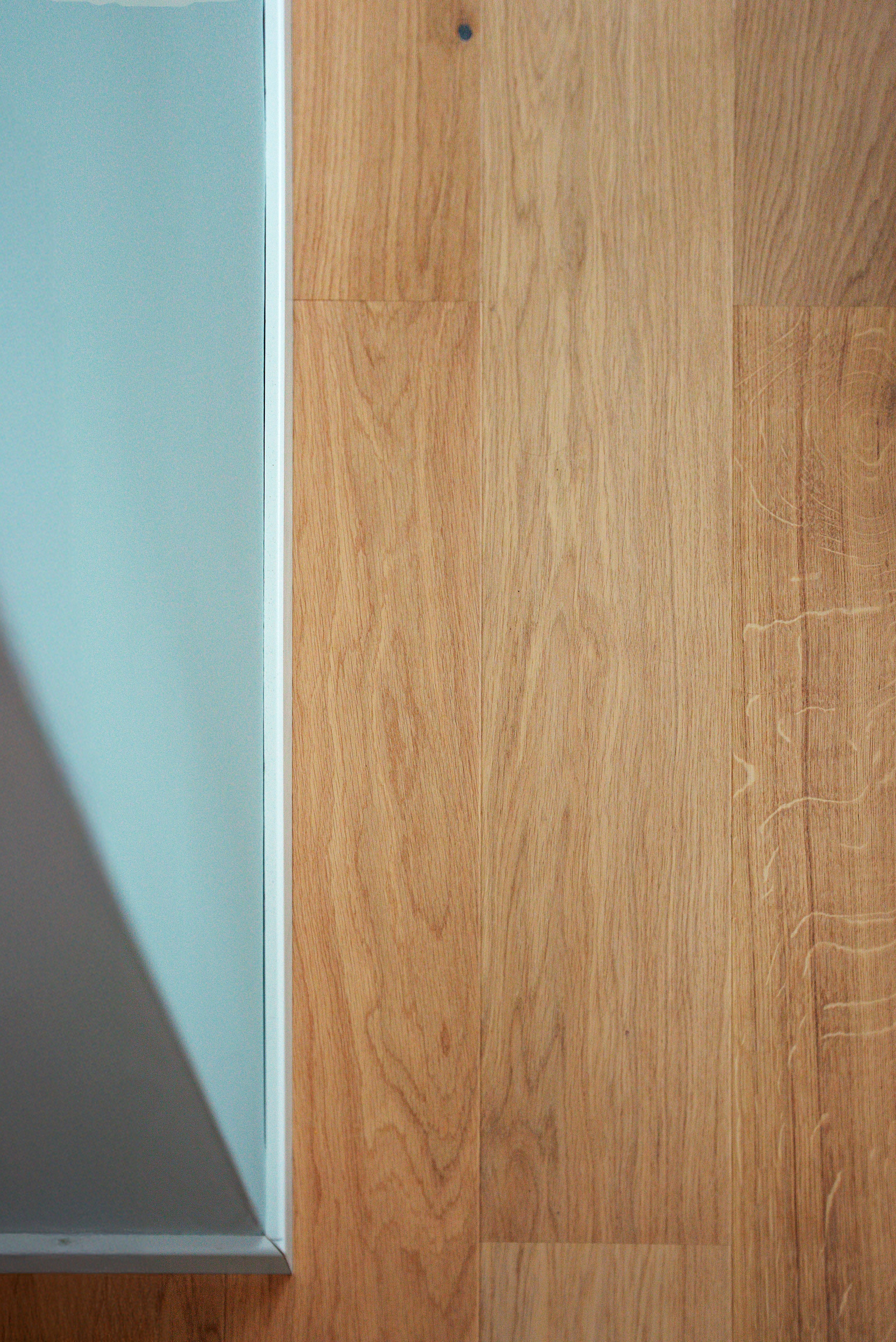 Nærbilde av det nye tregulvet til Kristine Istad