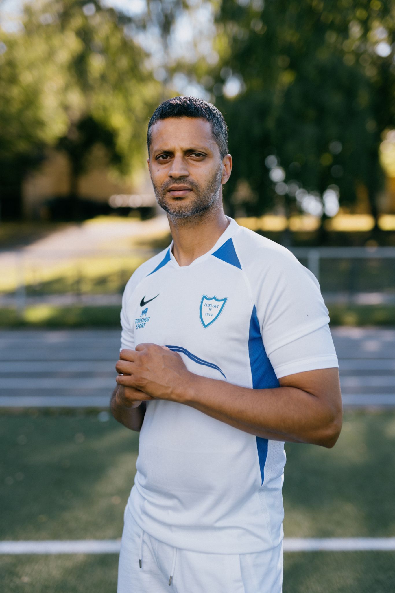 Portrett av Ghulam Abbas på en fotballbane ikledd Furuset IFs fotballtrøye.