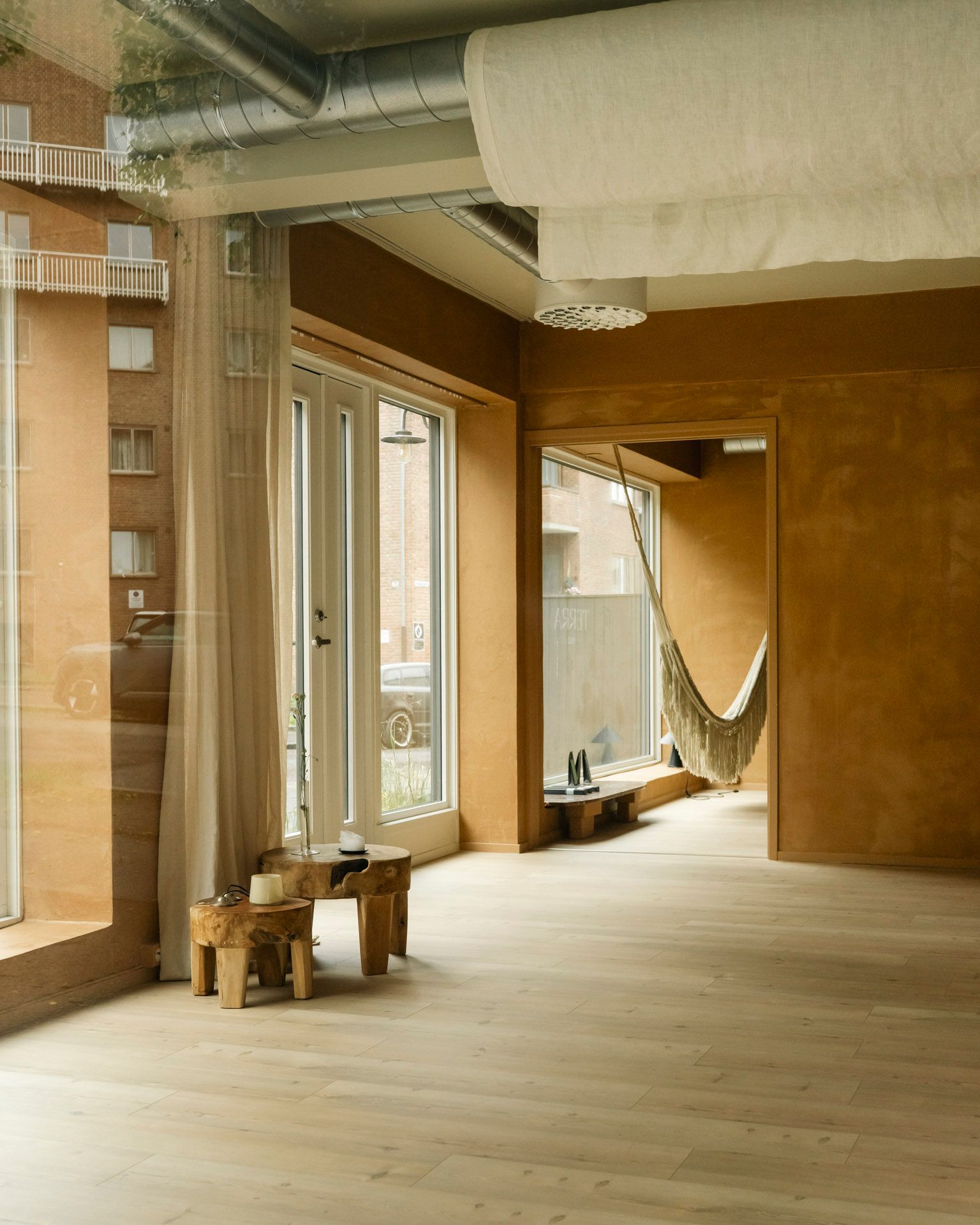 Et yogastudio med diverse interiør.