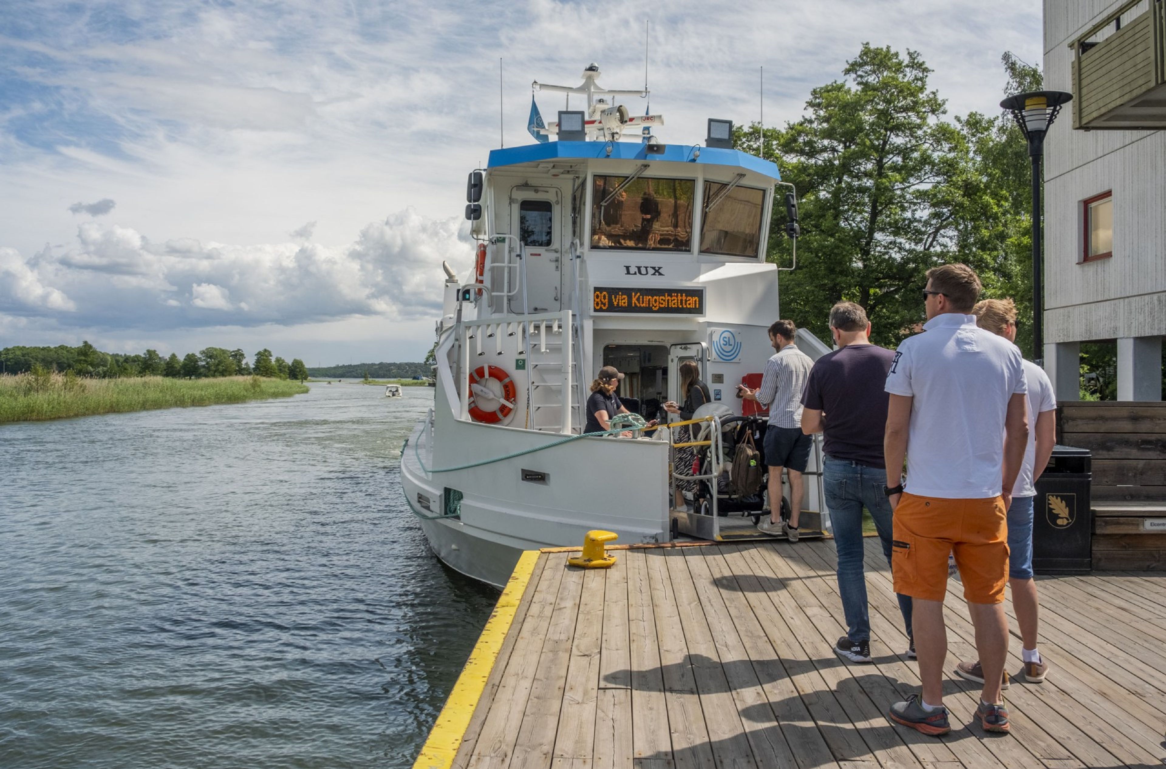 miljöbild: båt vid brygga