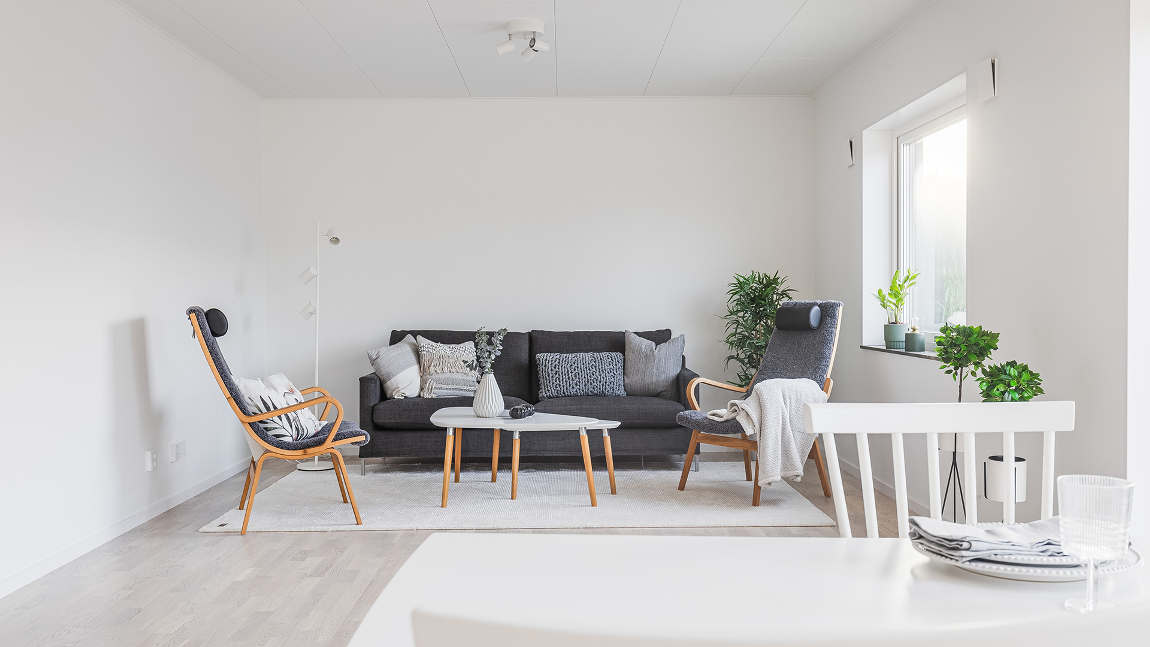 Ljust och rymligt vardagsrum med i öppen planlösning mot köket i Brf Golfrundan i Saxnäs på Öland.
