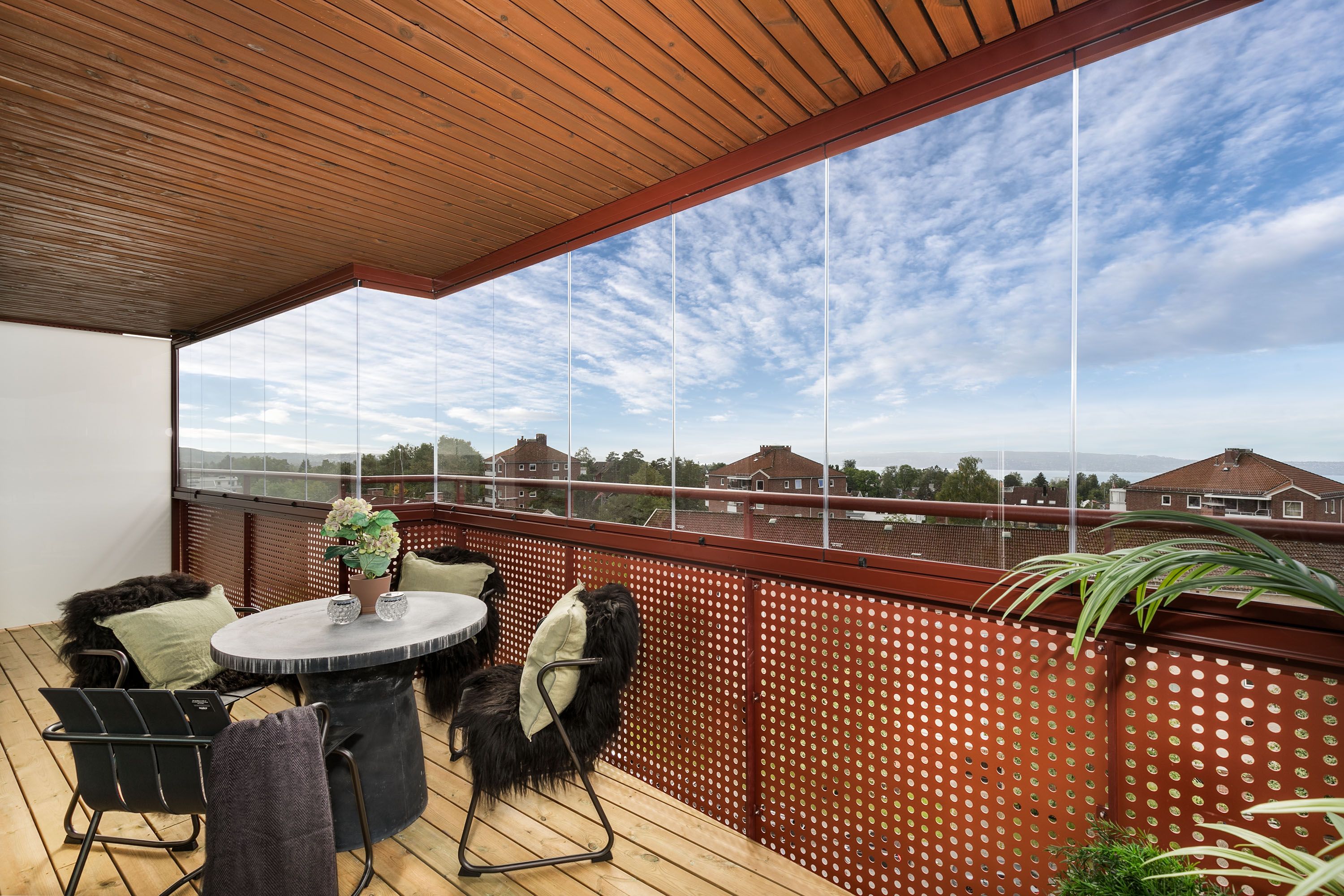 Bilde av terrasse i finvær. Skimter Oslofjorden og hus i utsikten.