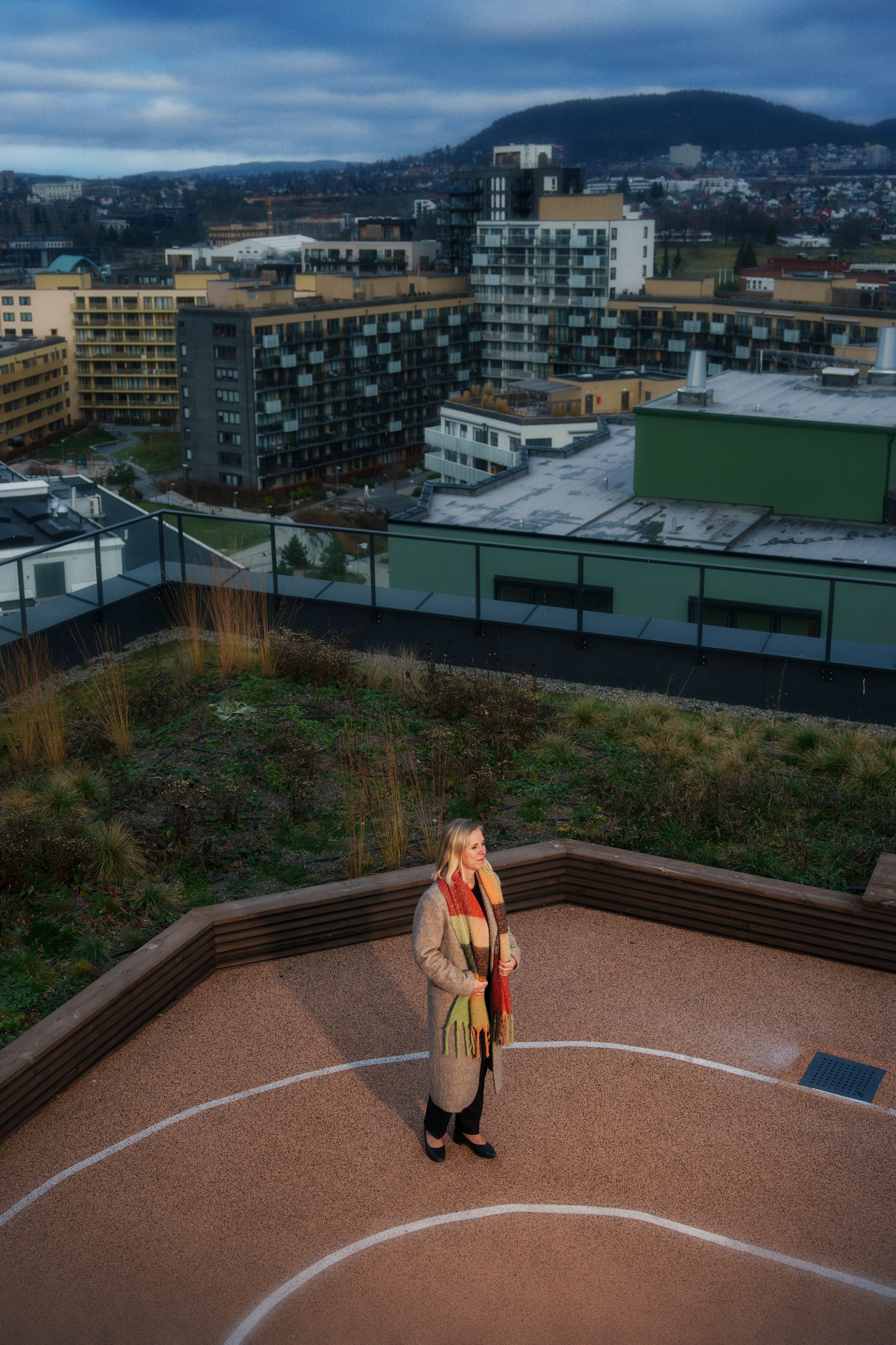 Marianne står på løpebanen på taket av Construction City.