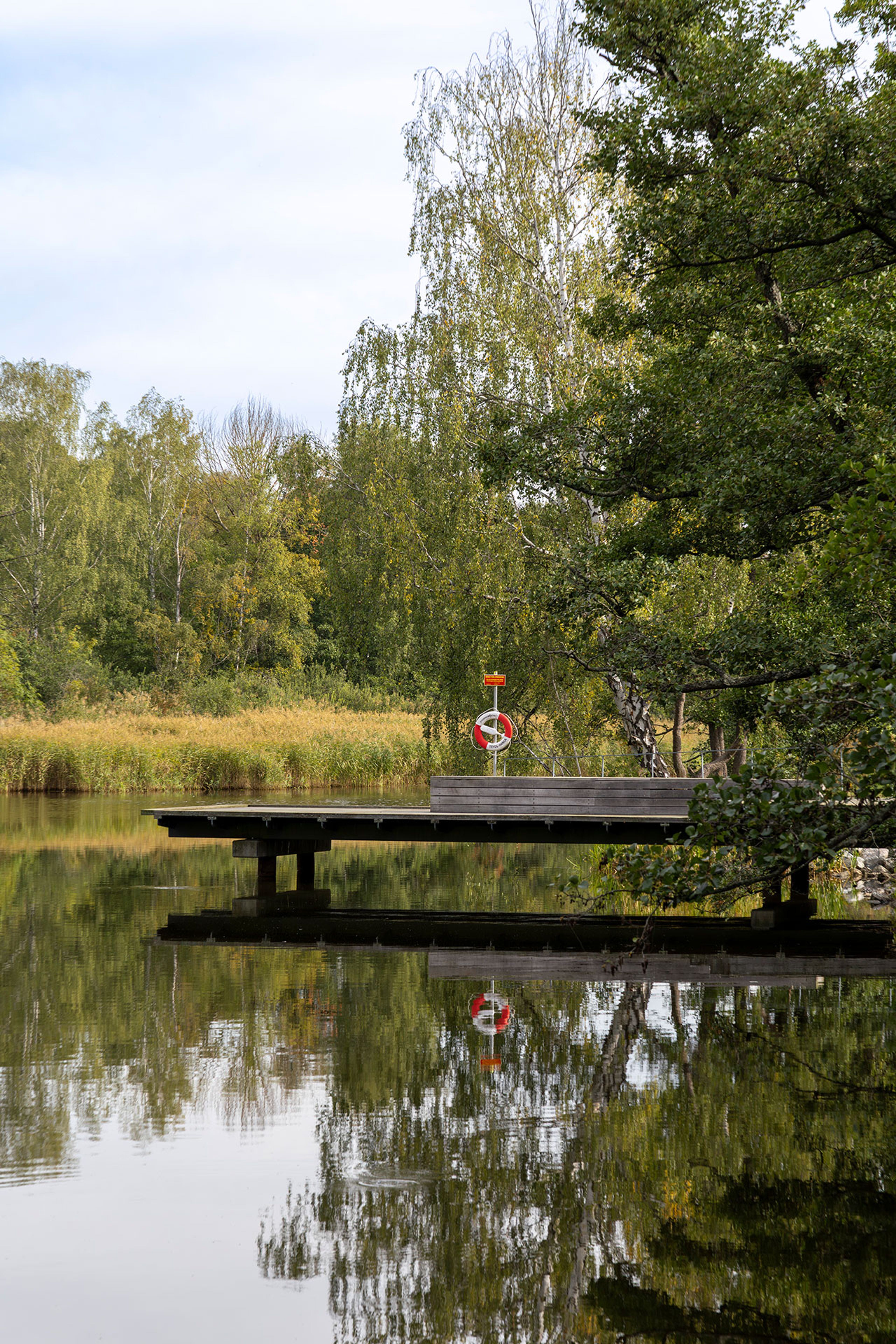 Stillsam bild över brygga i vattnet