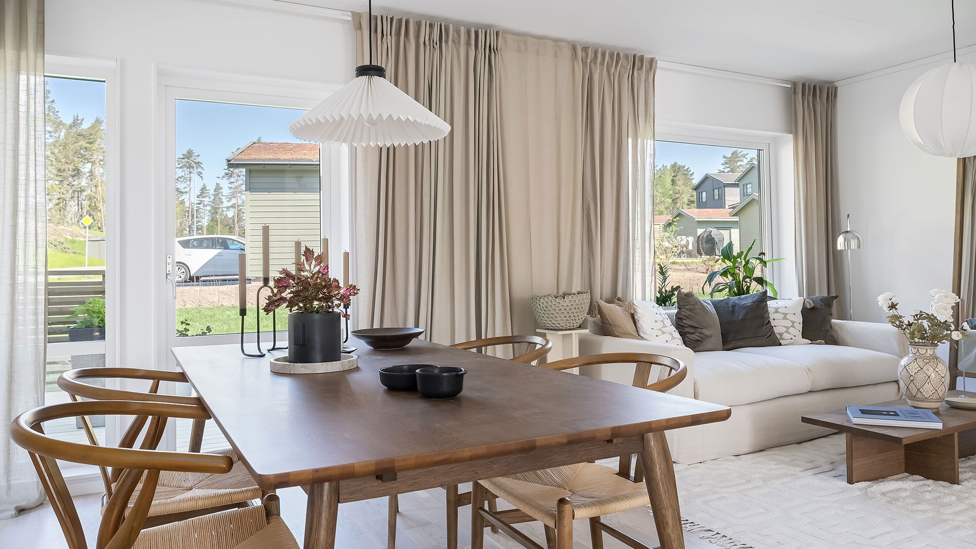 Öppen planlösning med soffa och matbord
