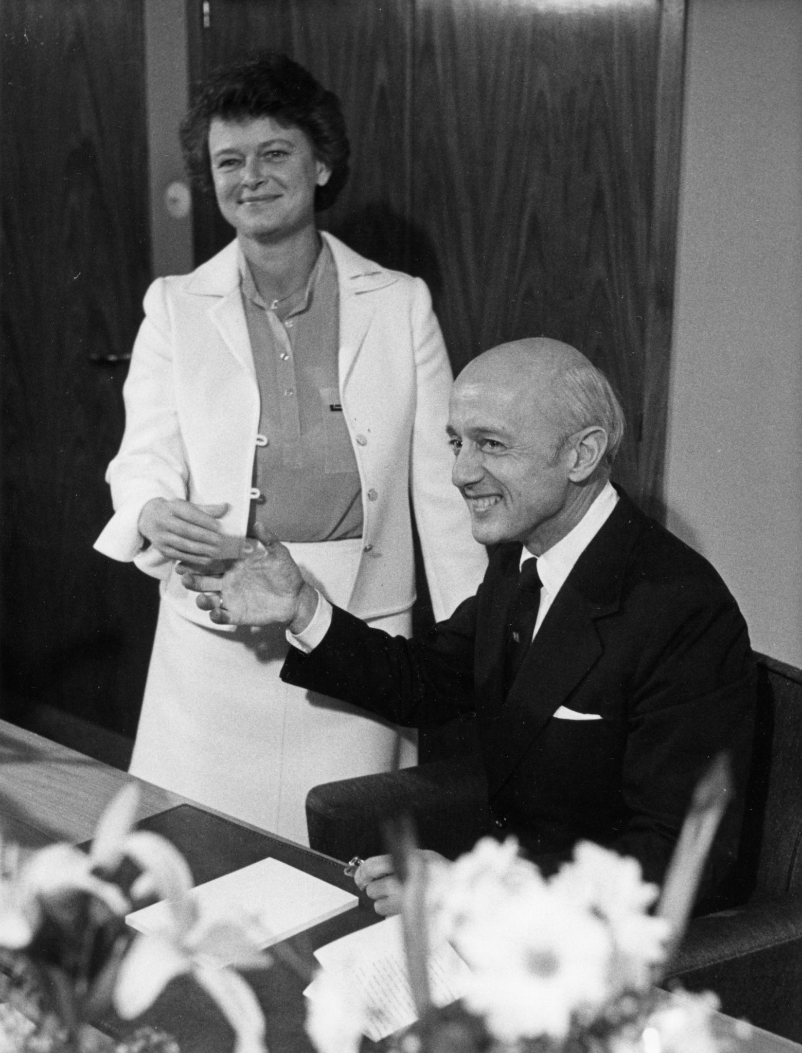 Kåre Willoch overtar som statsminister etter Gro Harlem Brundtland i 1981.