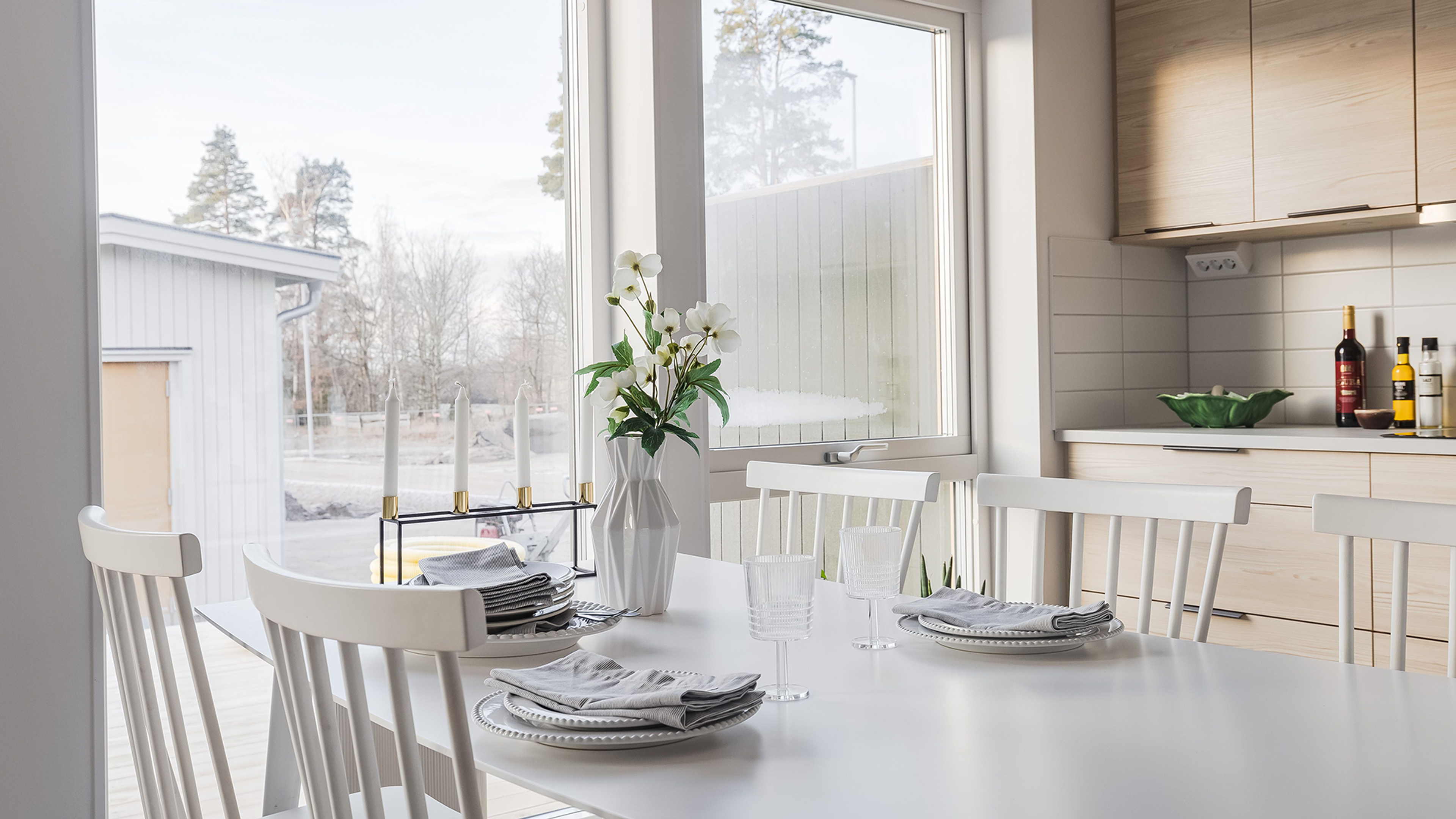 Ljust skandinaviskt kök i Brf Golfrundan i Saxnäs på Öland.