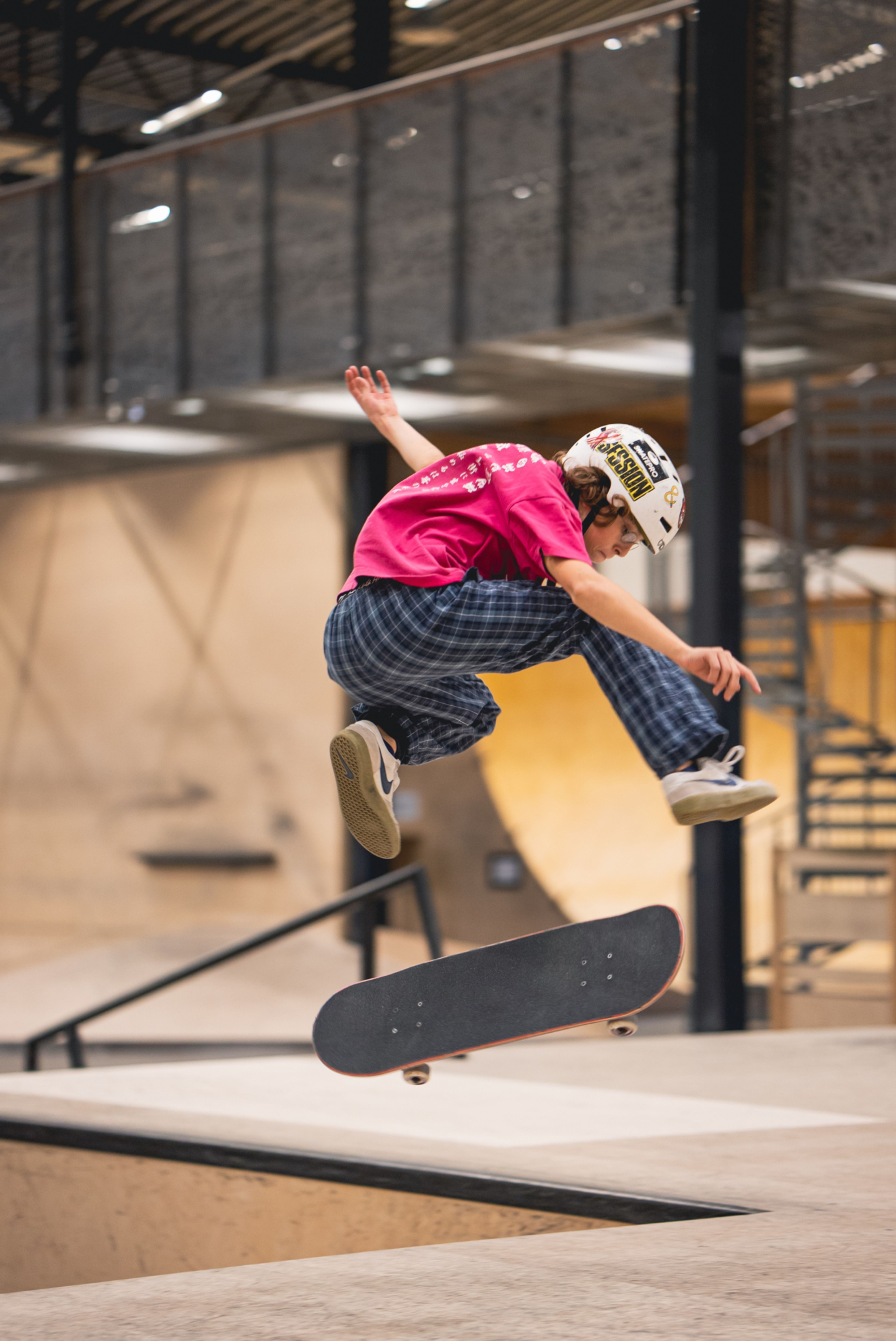 Foto av en gutt som tar et triks med skateboard over et hinder
