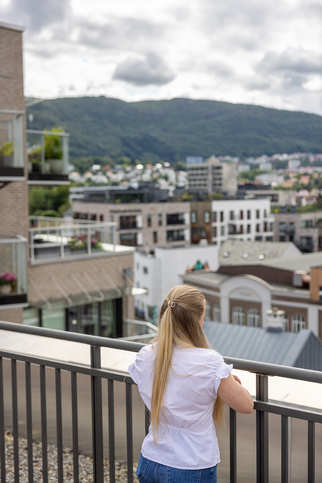 Amanda står med ryggen til kamera og speider utover Kronstadparken