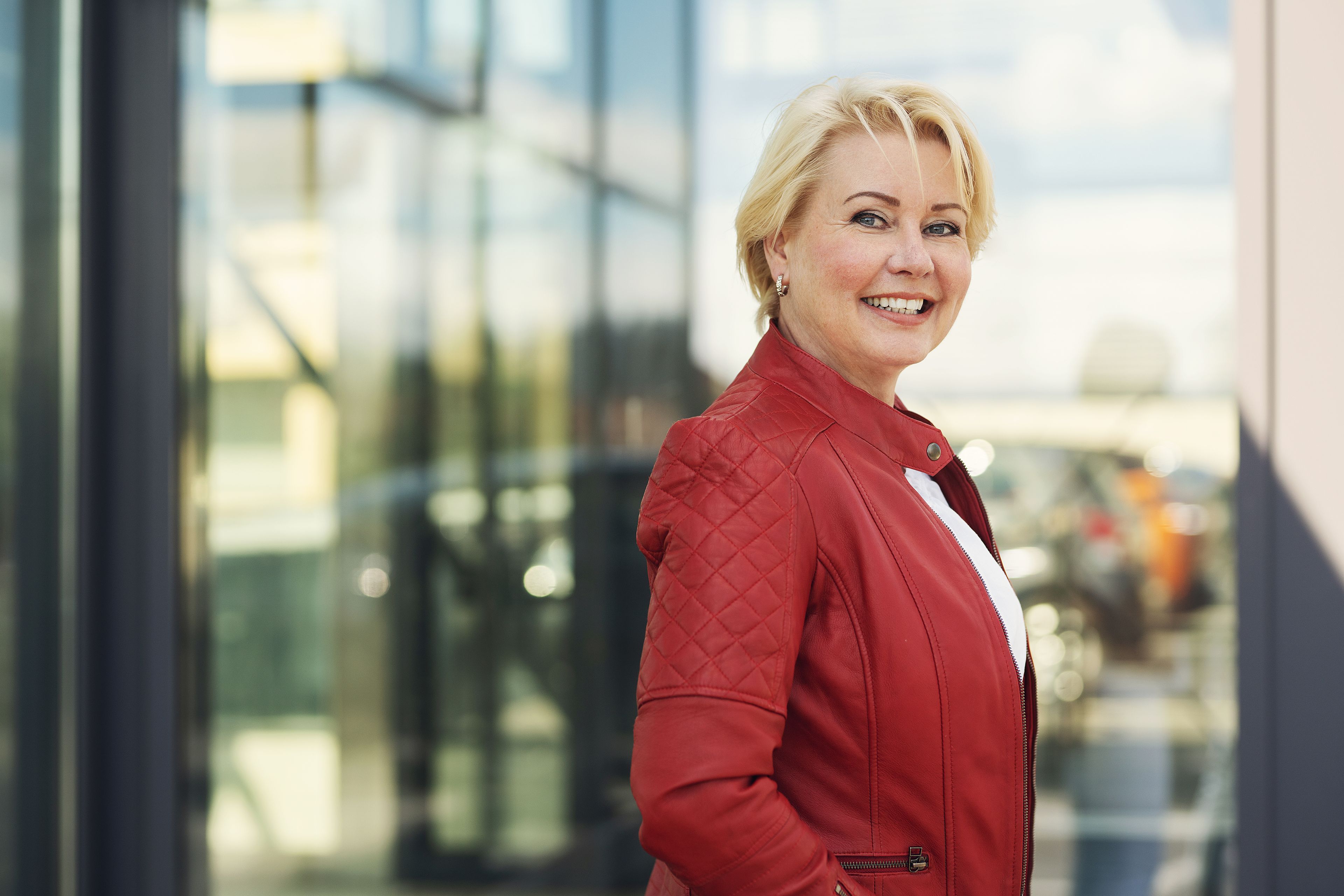 Eiendomsmegler og fagansvarlig Tone Thalberg Andersen smiler til kamera