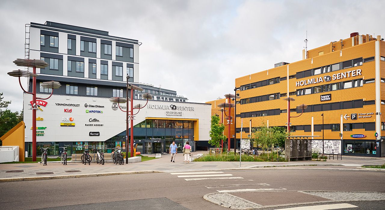 Foto av hovedinngangen til Holmlia Senter.