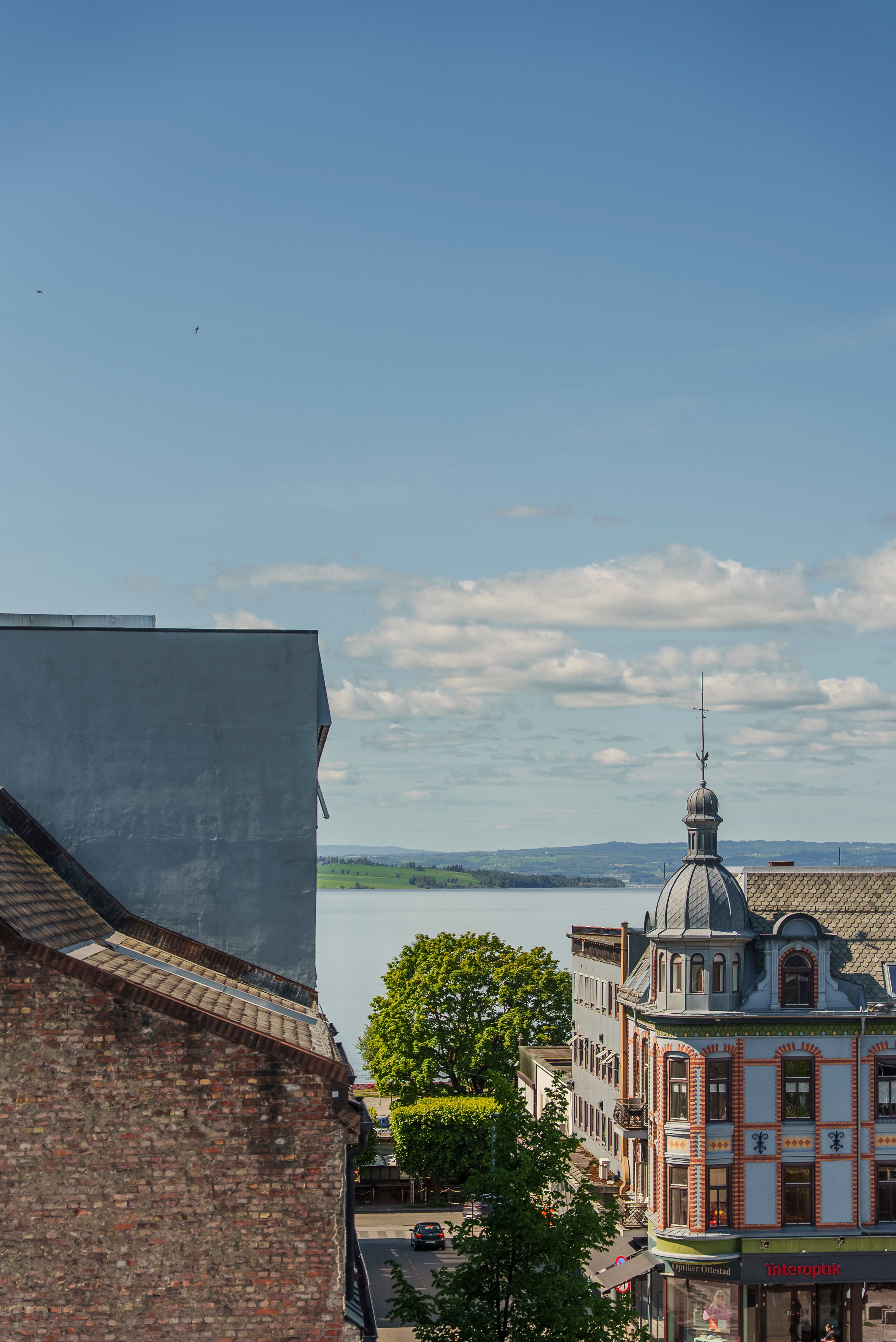 Utsikt fra leiligheten over Hamar sentrum og Mjøsa i bakgrunnen