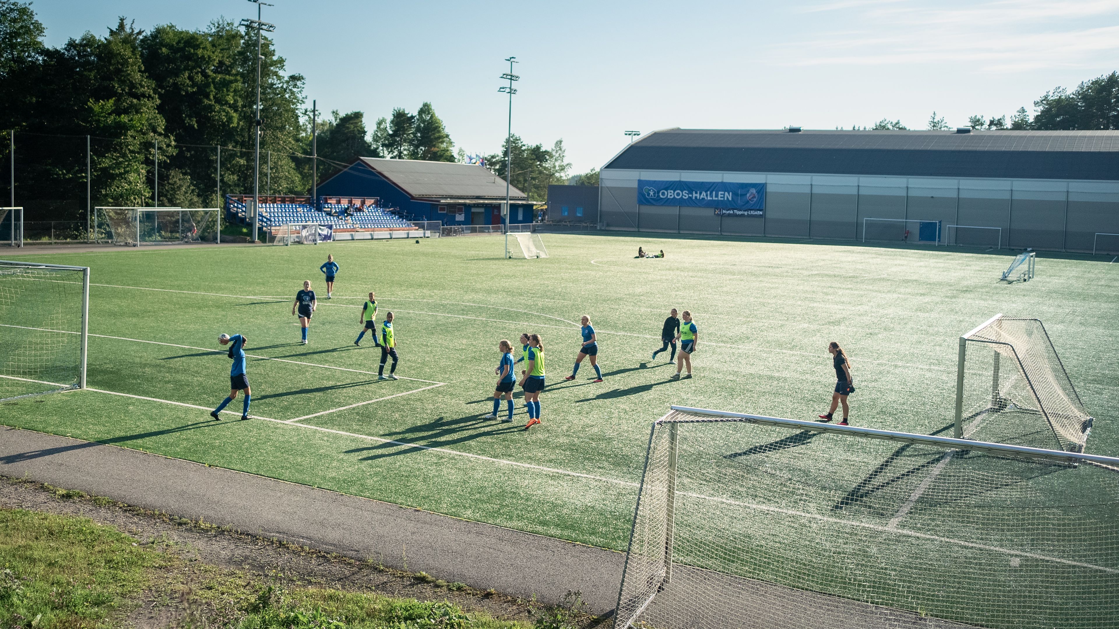Foto av SF Grei på fotballbanen utenfor OBOS-hallen.
