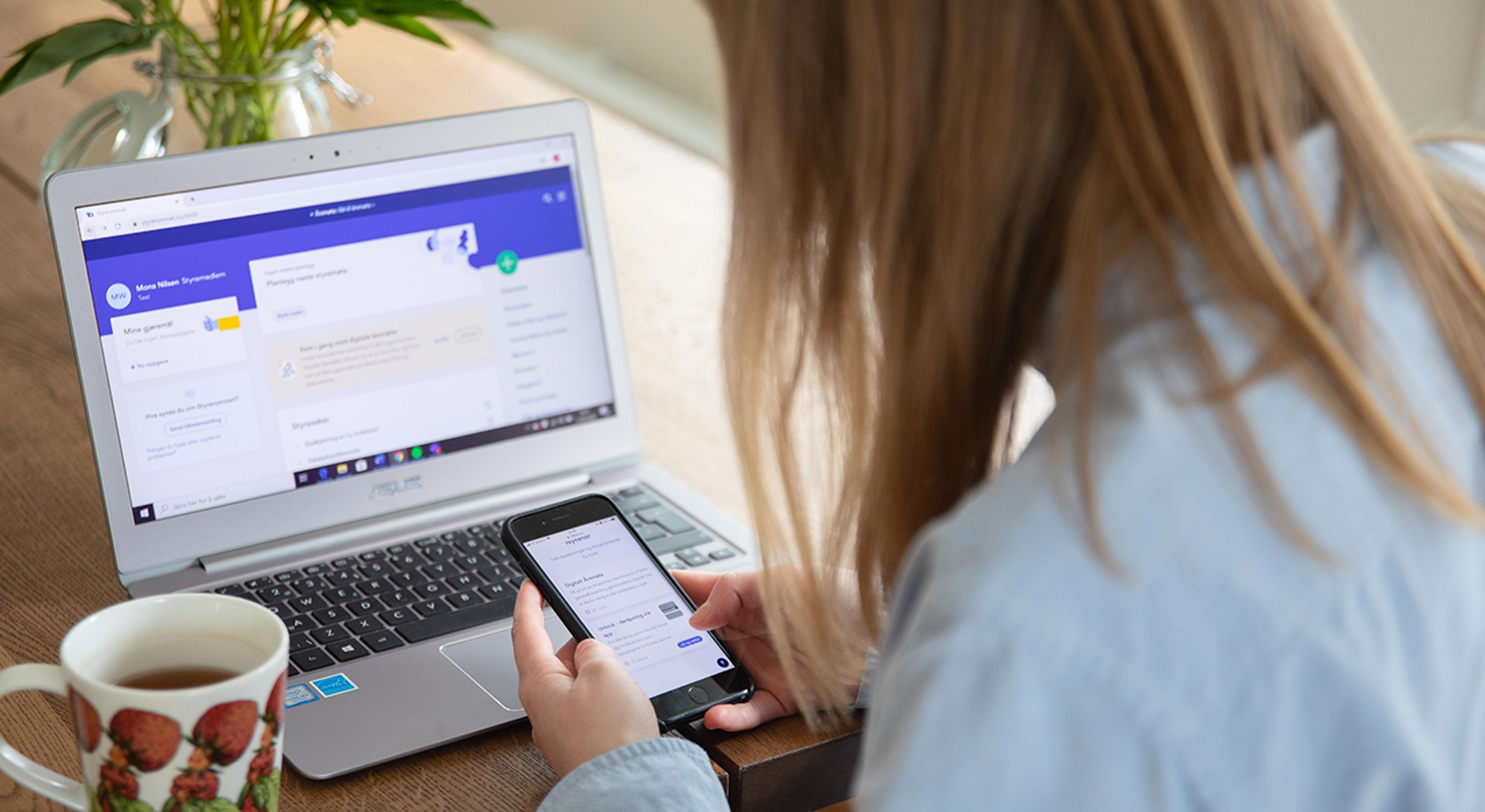 Illustrasjon. Kvinne med mobil og PC