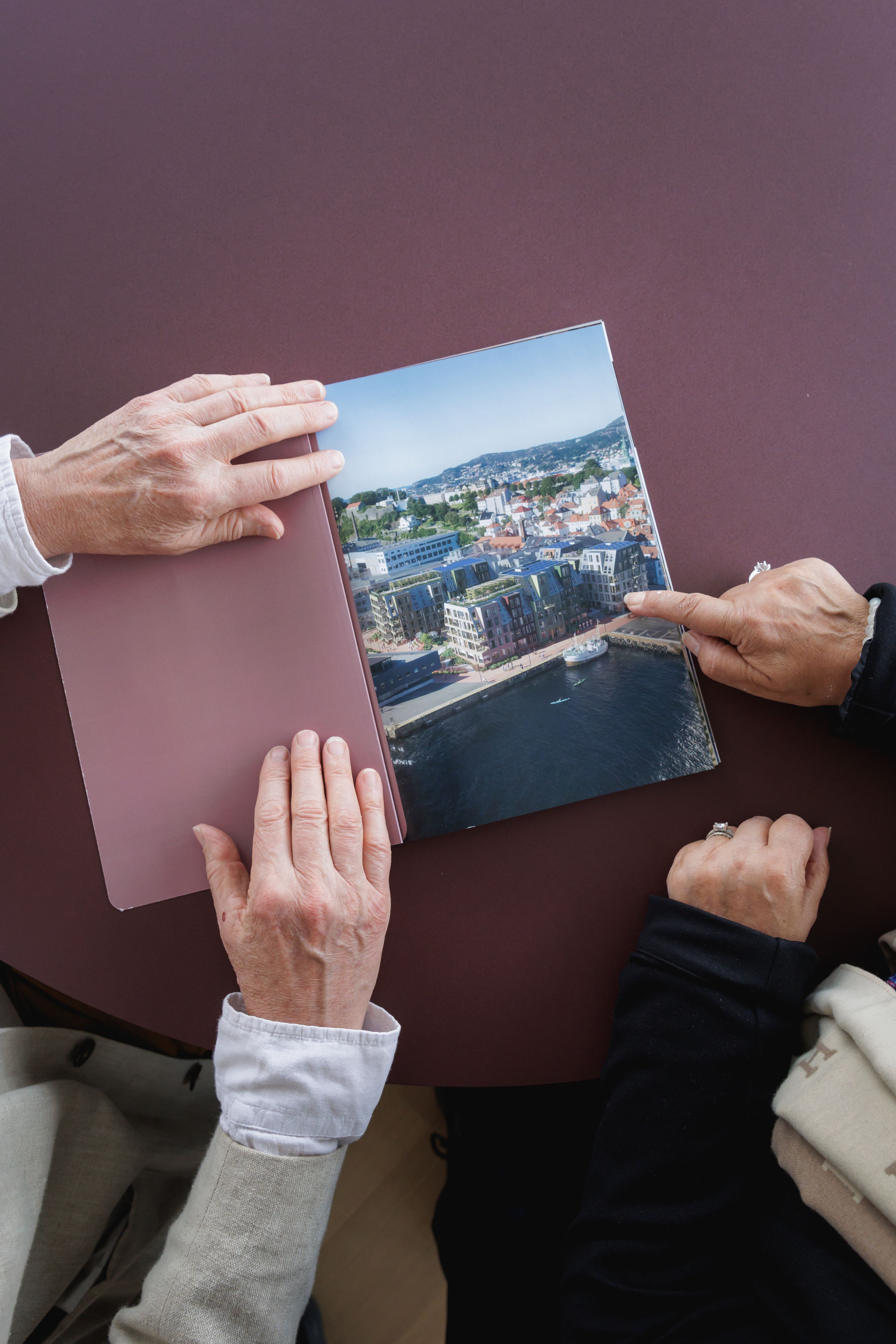 Nærbilde av en boligkatalog som viser tegning av Nøstebukten Brygge