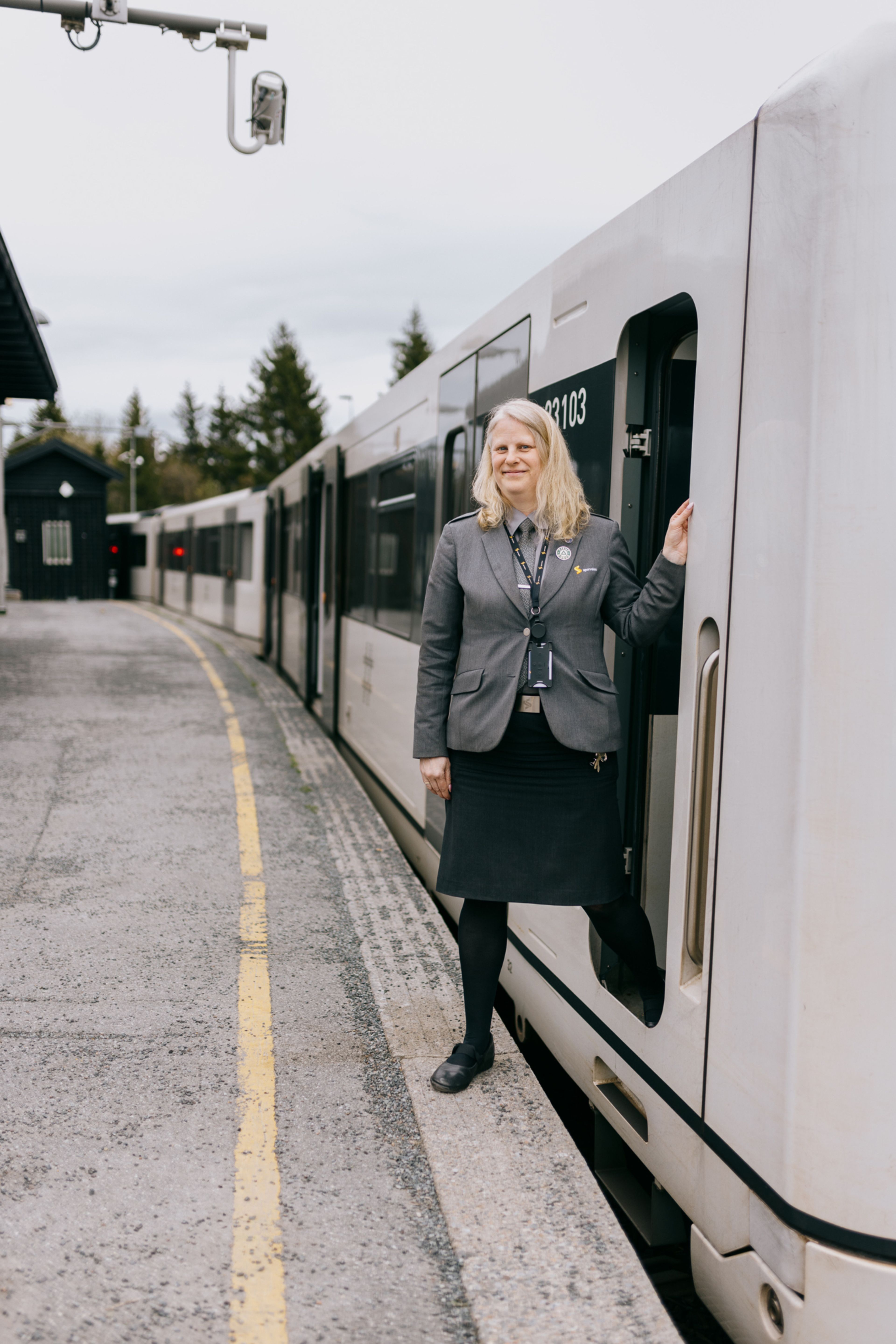 T-banefører Solveig Kleppe Andersen står utenfor t-banens førerhus. Hun er ikledd sin uniform.