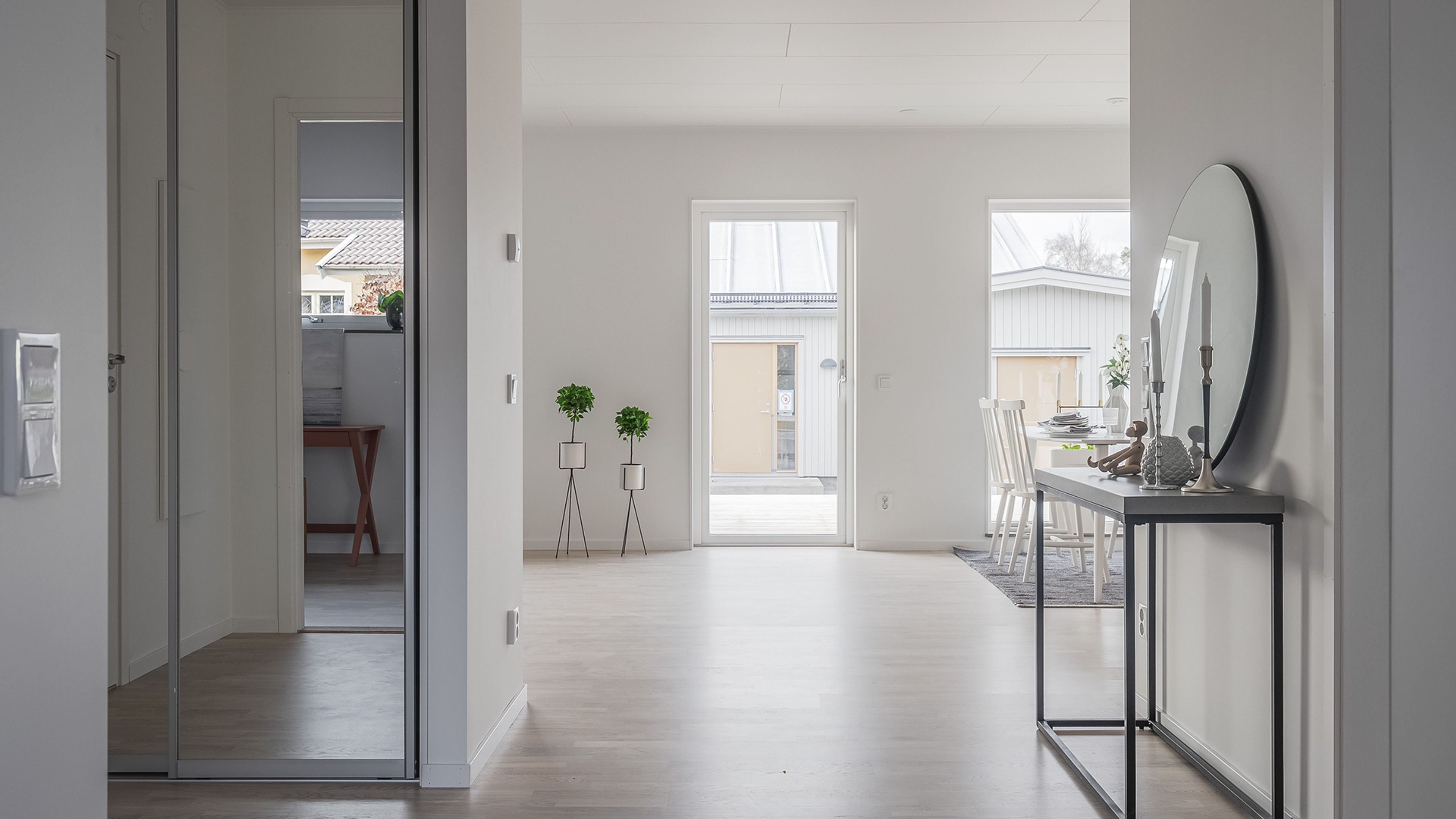 ljus och rymlig hall med öppen ytterdörr
