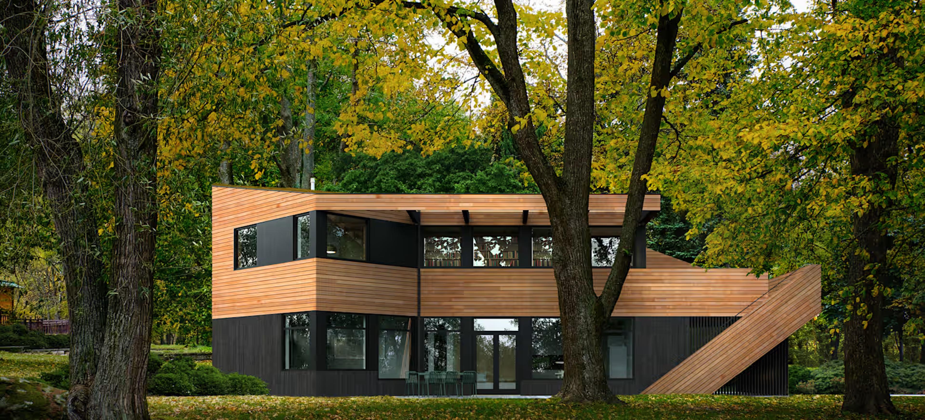 Et moderne hus midt i skogen