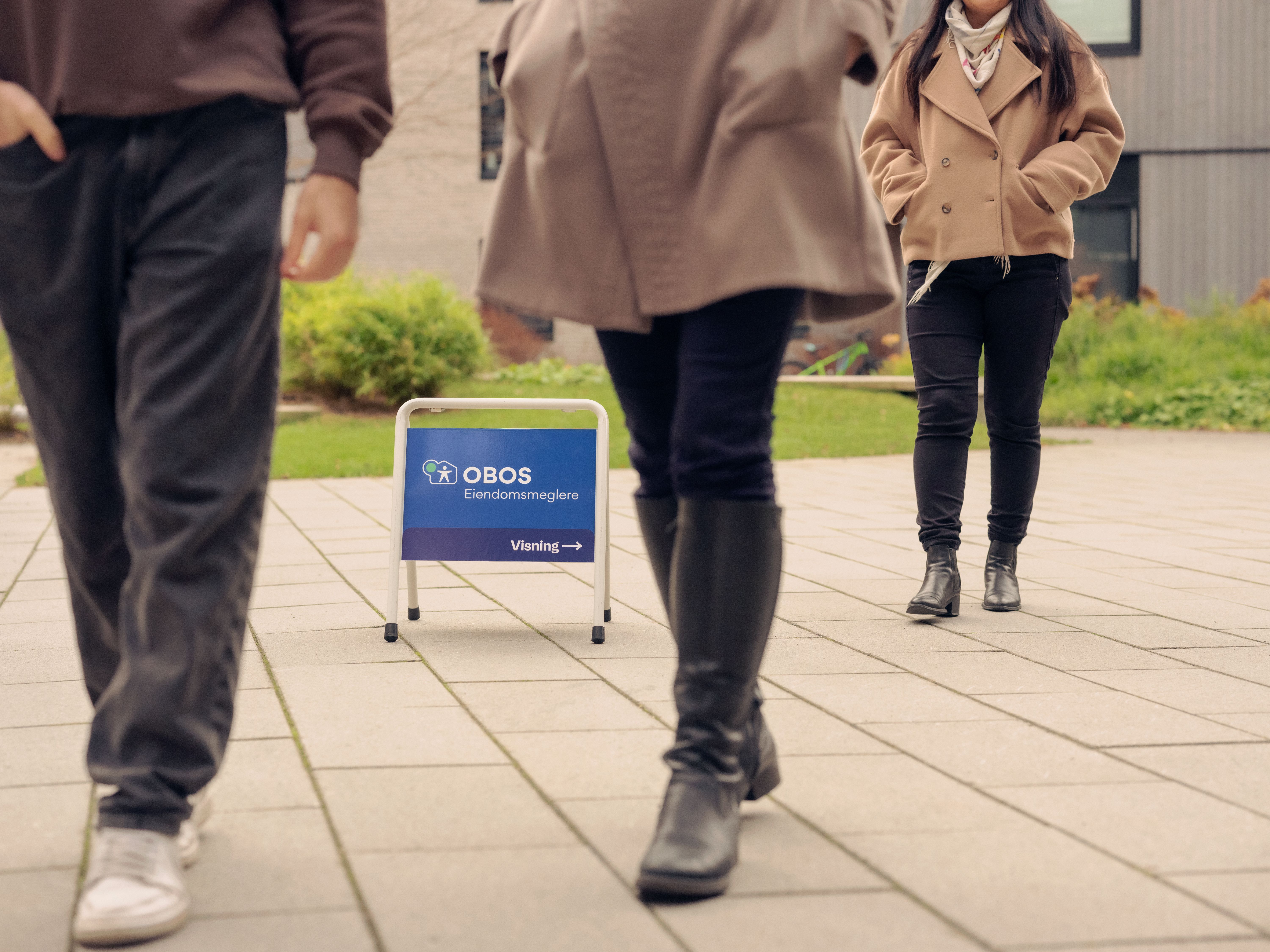 Mennesker på vei inn til visning.