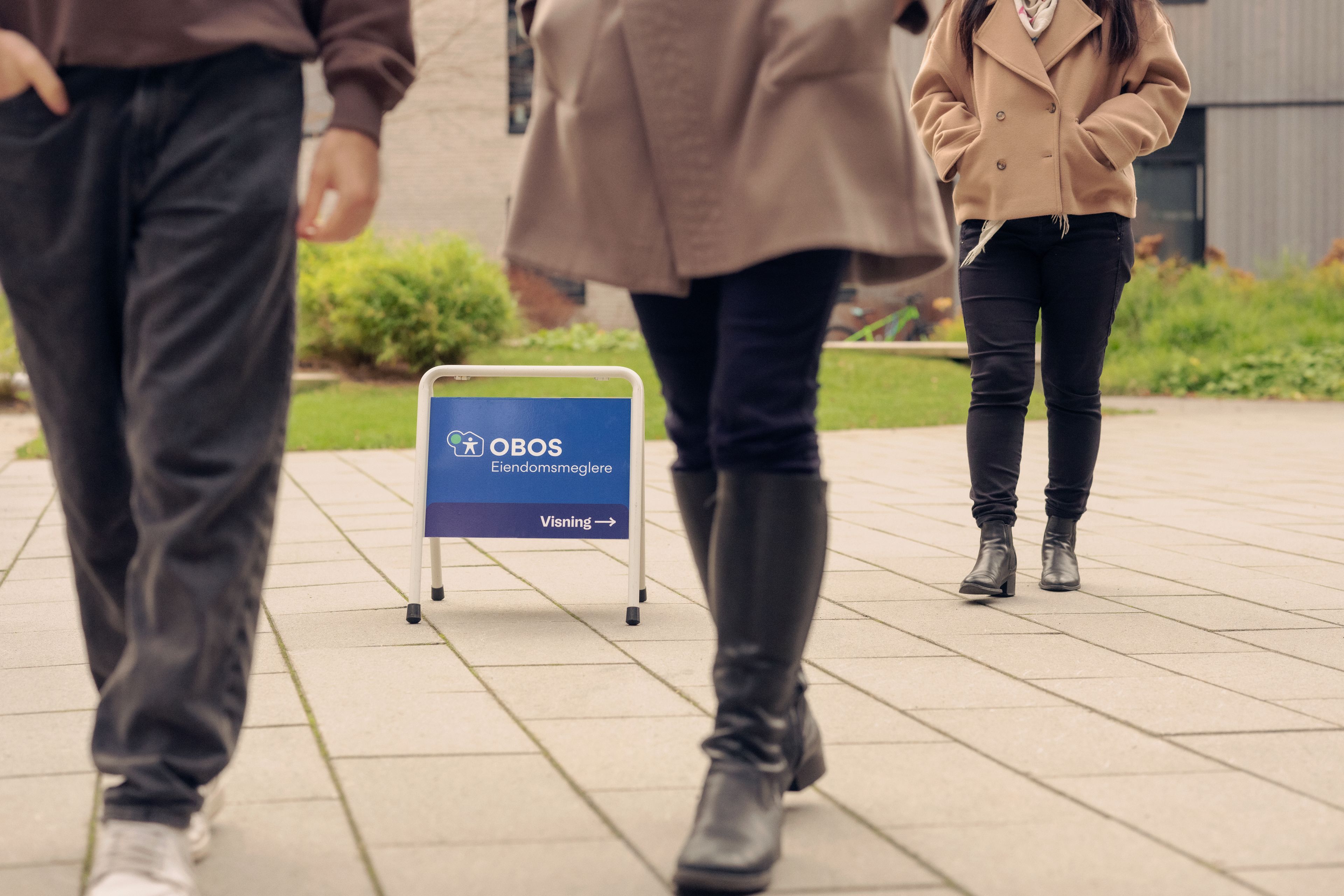 Mennesker på vei inn til visning.