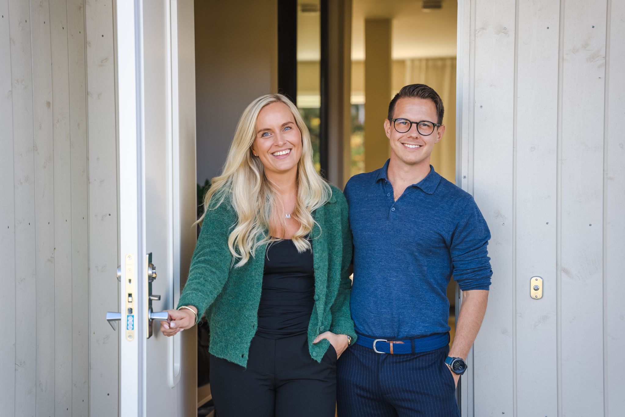 Paret står i inngangsdøra i sin nye OBOS Block Watne bolig