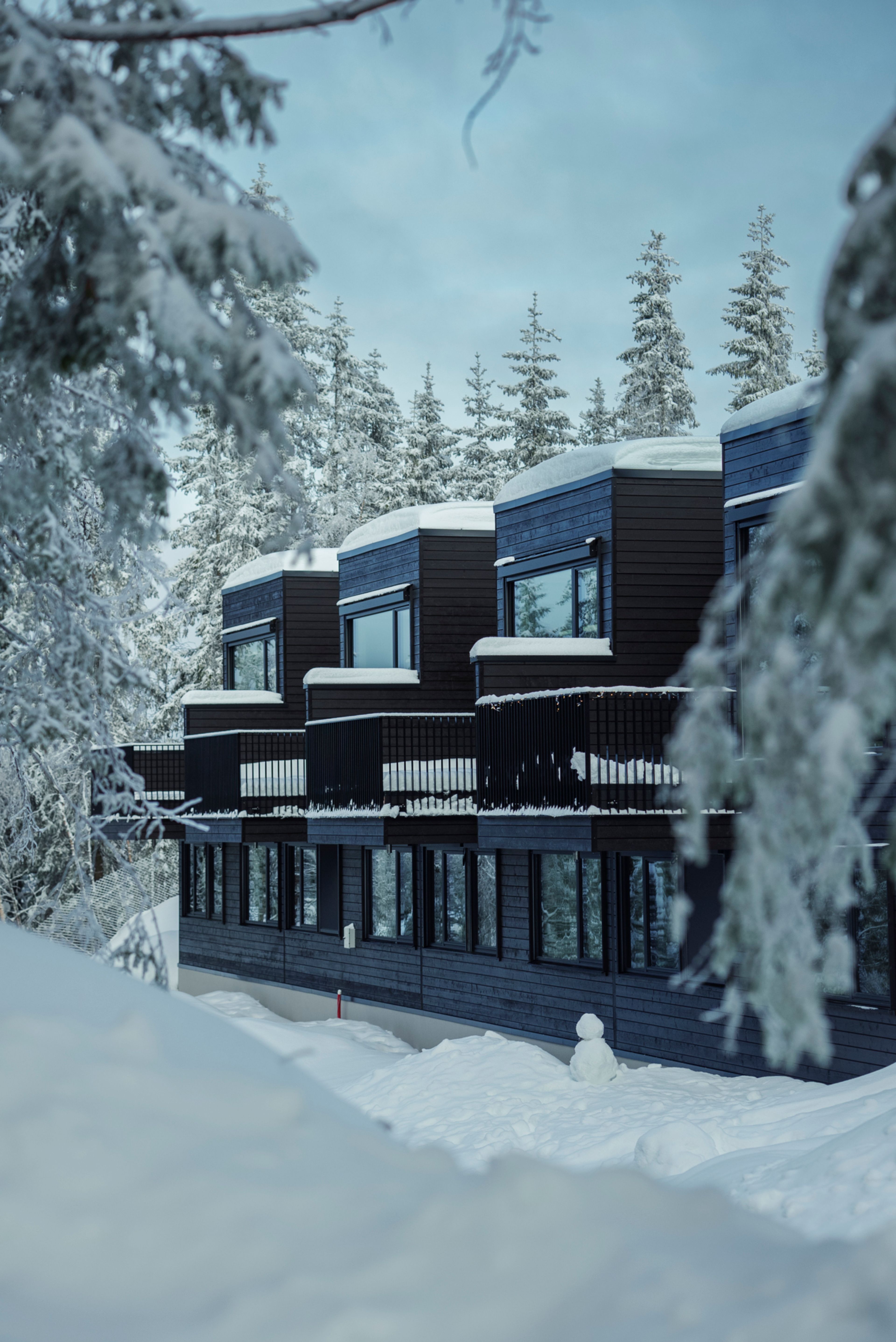 De brune rekkehusene i tre på Vitigrend er snøkledd.