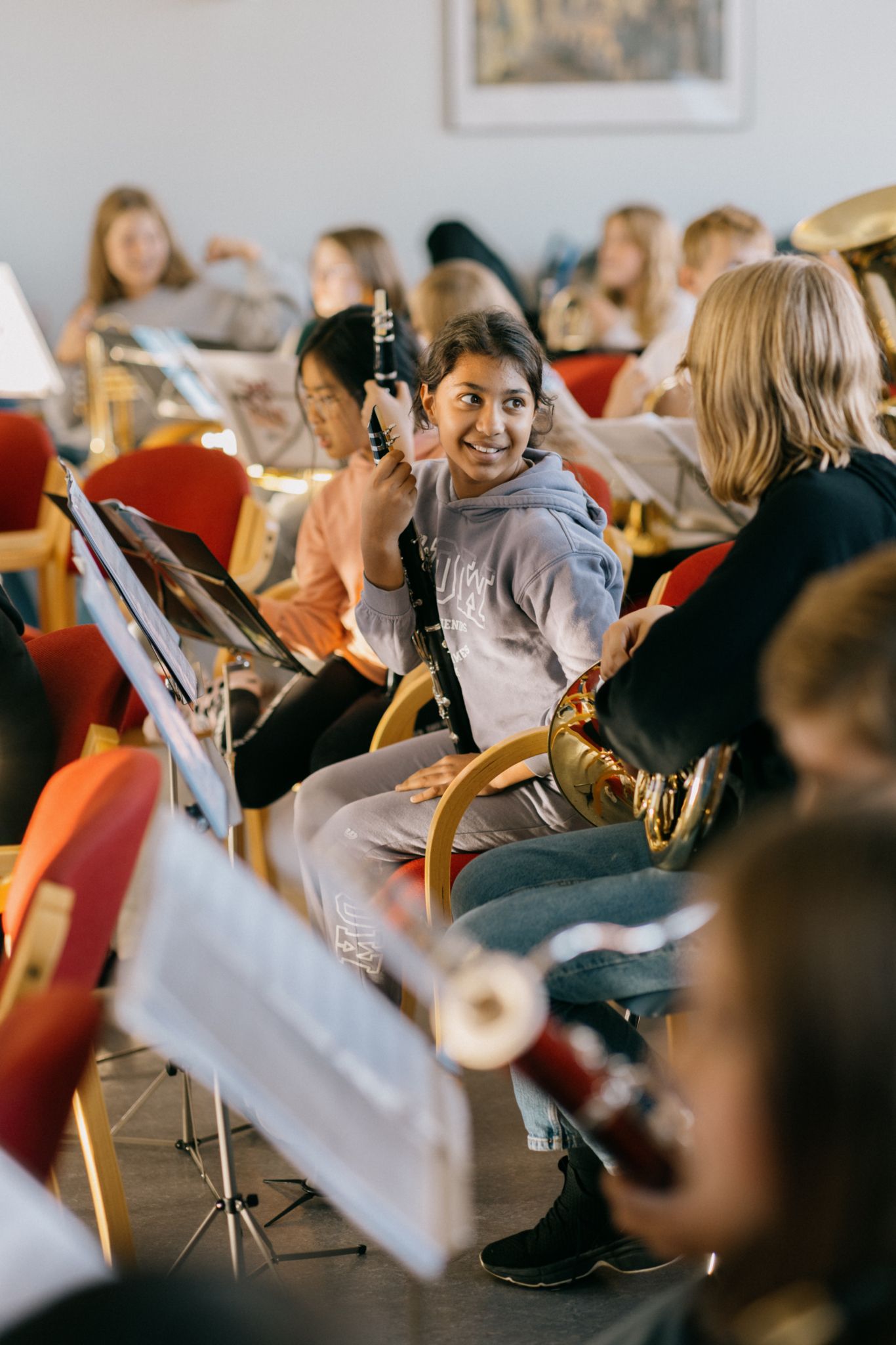 Musikanter i Lillestrøm skolekorps under øving innendørs.