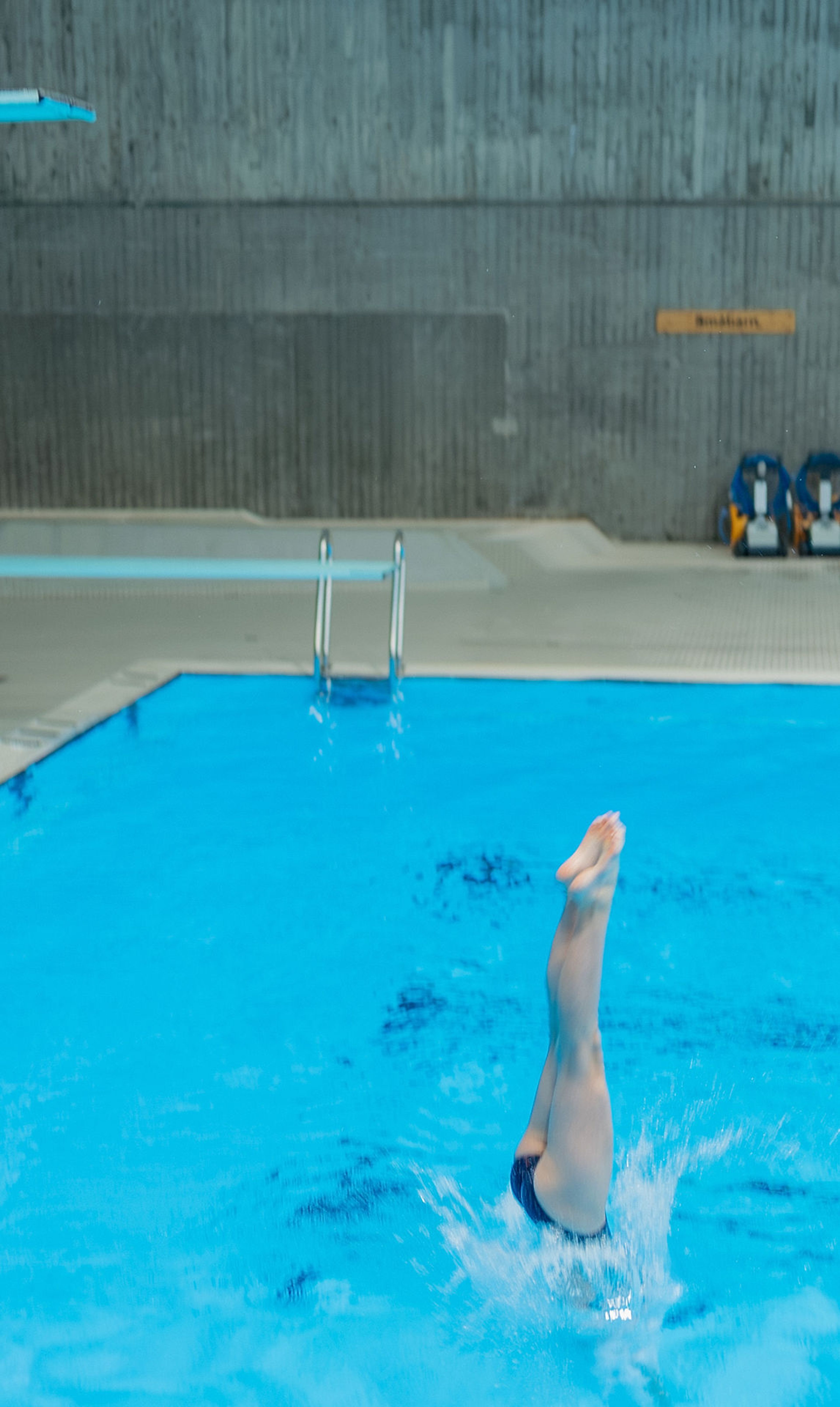 Her treffer hun vannet med hodet først.