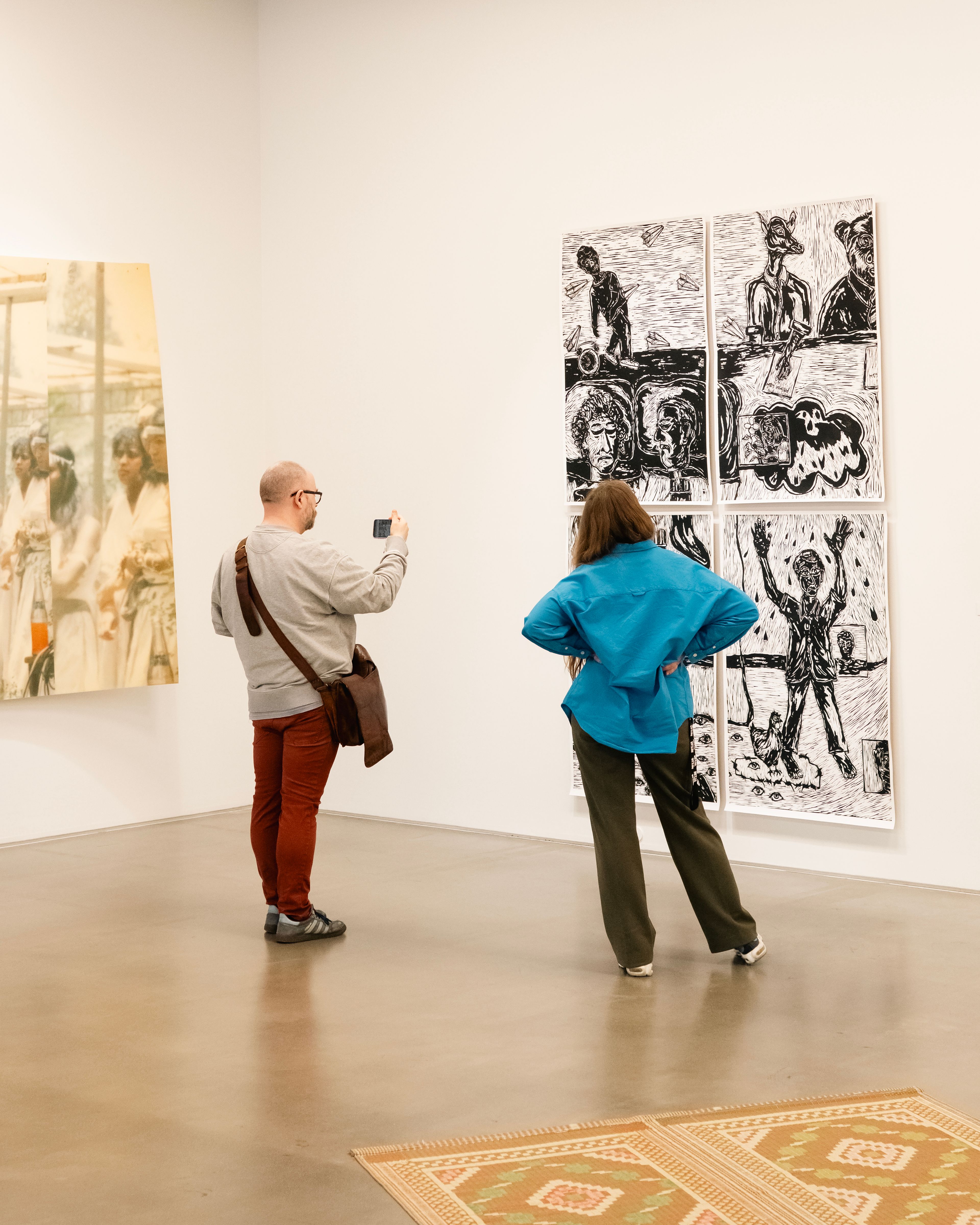 Nitja viser stadig fram ny samtidskunst, og en mann og en dame ser på kunsten.