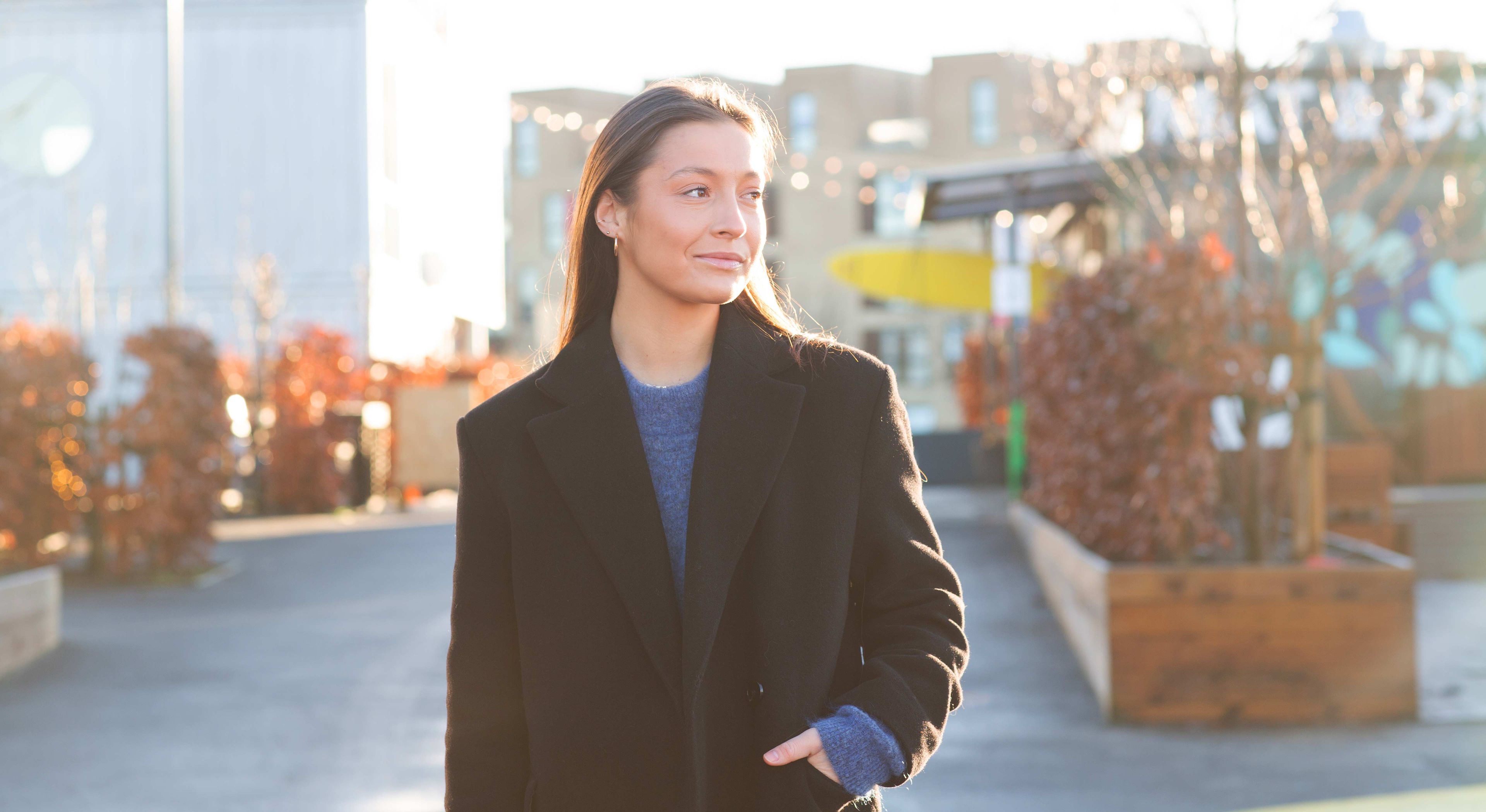 Portrettbilde av Madeleine som står ute